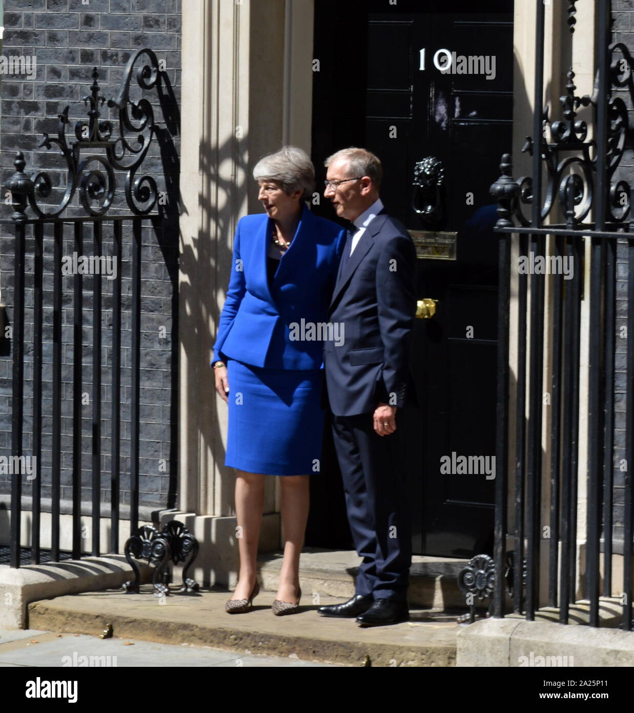 Theresa Maggio lascia 10 Downing Street dopo il suo discorso di dimissioni, Londra, prima di vedere la regina Elisabetta a formalizzare la sua partenza. L'ultimo giorno di premiership di Theresa Maggio, primo ministro del Regno Unito, 13 luglio 2016 - 24 luglio 2019. maggio era il leader del partito conservatore da luglio 2016 - 23 luglio 2019. mostrato con il marito phillip maggio. Foto Stock