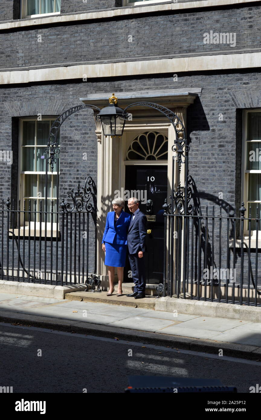Theresa Maggio lascia 10 Downing Street dopo il suo discorso di dimissioni, Londra, prima di vedere la regina Elisabetta a formalizzare la sua partenza. L'ultimo giorno di premiership di Theresa Maggio, primo ministro del Regno Unito, 13 luglio 2016 - 24 luglio 2019. maggio era il leader del partito conservatore da luglio 2016 - 23 luglio 2019. mostrato con il marito phillip maggio. Foto Stock
