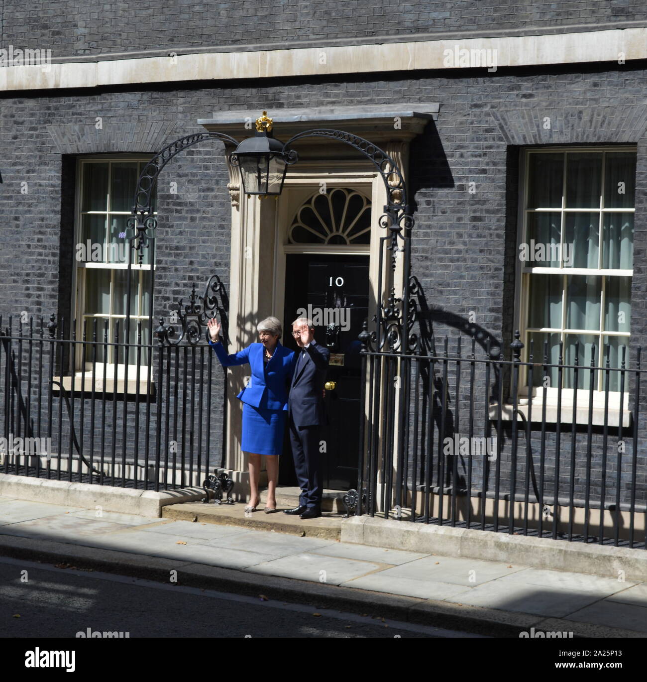 Theresa Maggio lascia 10 Downing Street dopo il suo discorso di dimissioni, Londra, prima di vedere la regina Elisabetta a formalizzare la sua partenza. L'ultimo giorno di premiership di Theresa Maggio, primo ministro del Regno Unito, 13 luglio 2016 - 24 luglio 2019. maggio era il leader del partito conservatore da luglio 2016 - 23 luglio 2019. mostrato con il marito phillip maggio. Foto Stock