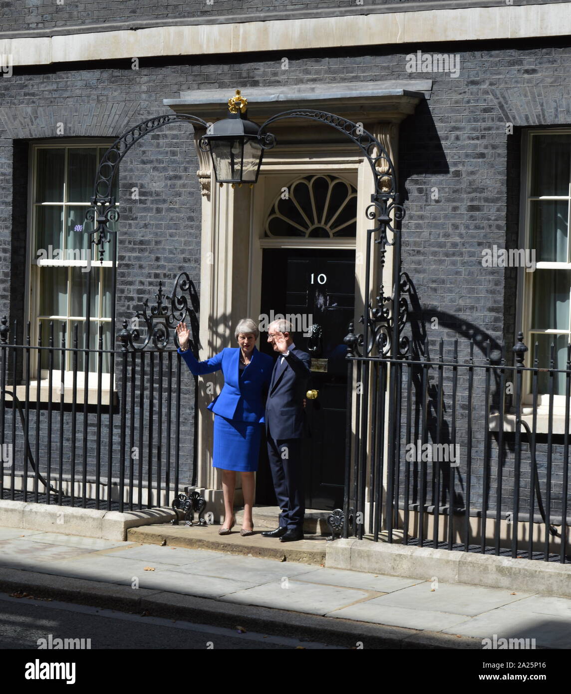 Theresa Maggio lascia 10 Downing Street dopo il suo discorso di dimissioni, Londra, prima di vedere la regina Elisabetta a formalizzare la sua partenza. L'ultimo giorno di premiership di Theresa Maggio, primo ministro del Regno Unito, 13 luglio 2016 - 24 luglio 2019. maggio era il leader del partito conservatore da luglio 2016 - 23 luglio 2019. mostrato con il marito phillip maggio. Foto Stock