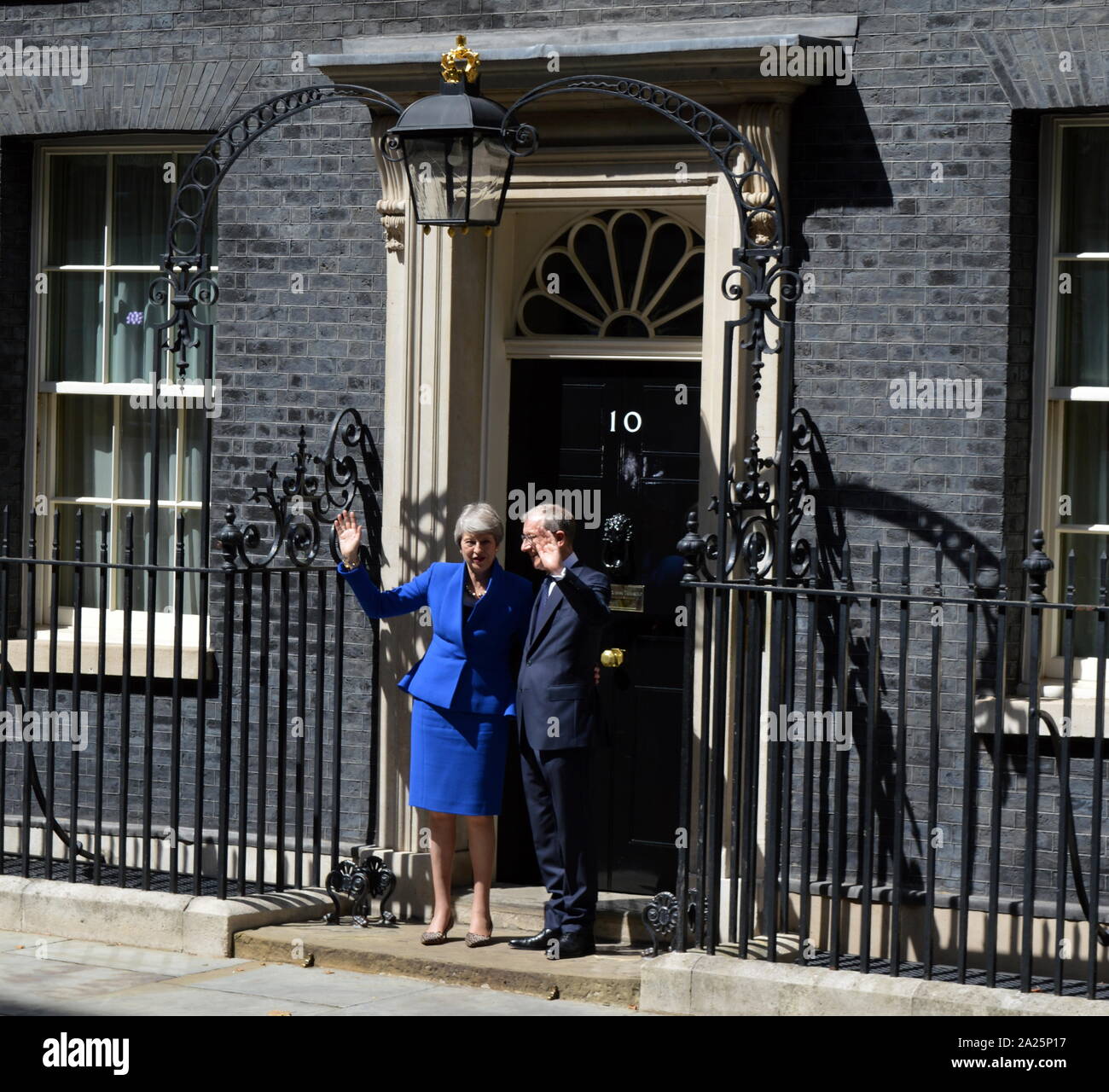 Theresa Maggio lascia 10 Downing Street dopo il suo discorso di dimissioni, Londra, prima di vedere la regina Elisabetta a formalizzare la sua partenza. L'ultimo giorno di premiership di Theresa Maggio, primo ministro del Regno Unito, 13 luglio 2016 - 24 luglio 2019. maggio era il leader del partito conservatore da luglio 2016 - 23 luglio 2019. mostrato con il marito phillip maggio. Foto Stock