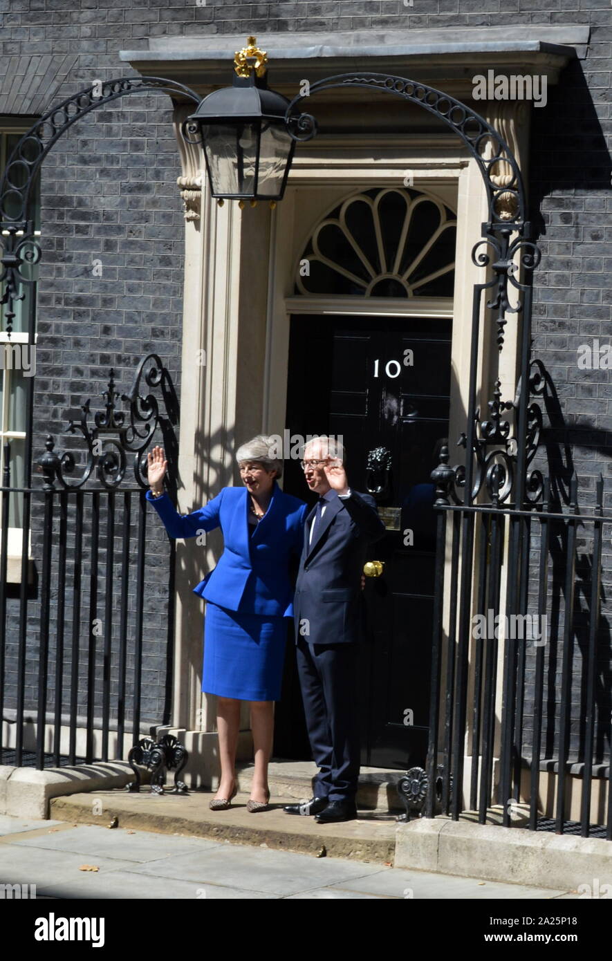 Theresa Maggio lascia 10 Downing Street dopo il suo discorso di dimissioni, Londra, prima di vedere la regina Elisabetta a formalizzare la sua partenza. L'ultimo giorno di premiership di Theresa Maggio, primo ministro del Regno Unito, 13 luglio 2016 - 24 luglio 2019. maggio era il leader del partito conservatore da luglio 2016 - 23 luglio 2019. mostrato con il marito phillip maggio. Foto Stock
