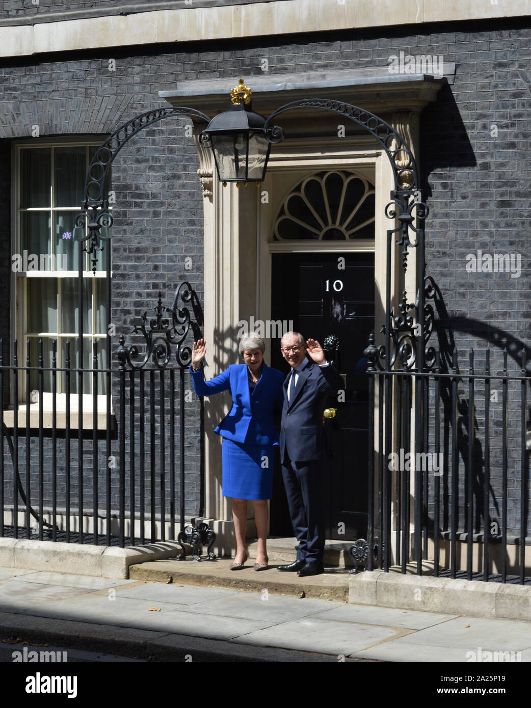 Theresa Maggio lascia 10 Downing Street dopo il suo discorso di dimissioni, Londra, prima di vedere la regina Elisabetta a formalizzare la sua partenza. L'ultimo giorno di premiership di Theresa Maggio, primo ministro del Regno Unito, 13 luglio 2016 - 24 luglio 2019. maggio era il leader del partito conservatore da luglio 2016 - 23 luglio 2019. mostrato con il marito phillip maggio. Foto Stock
