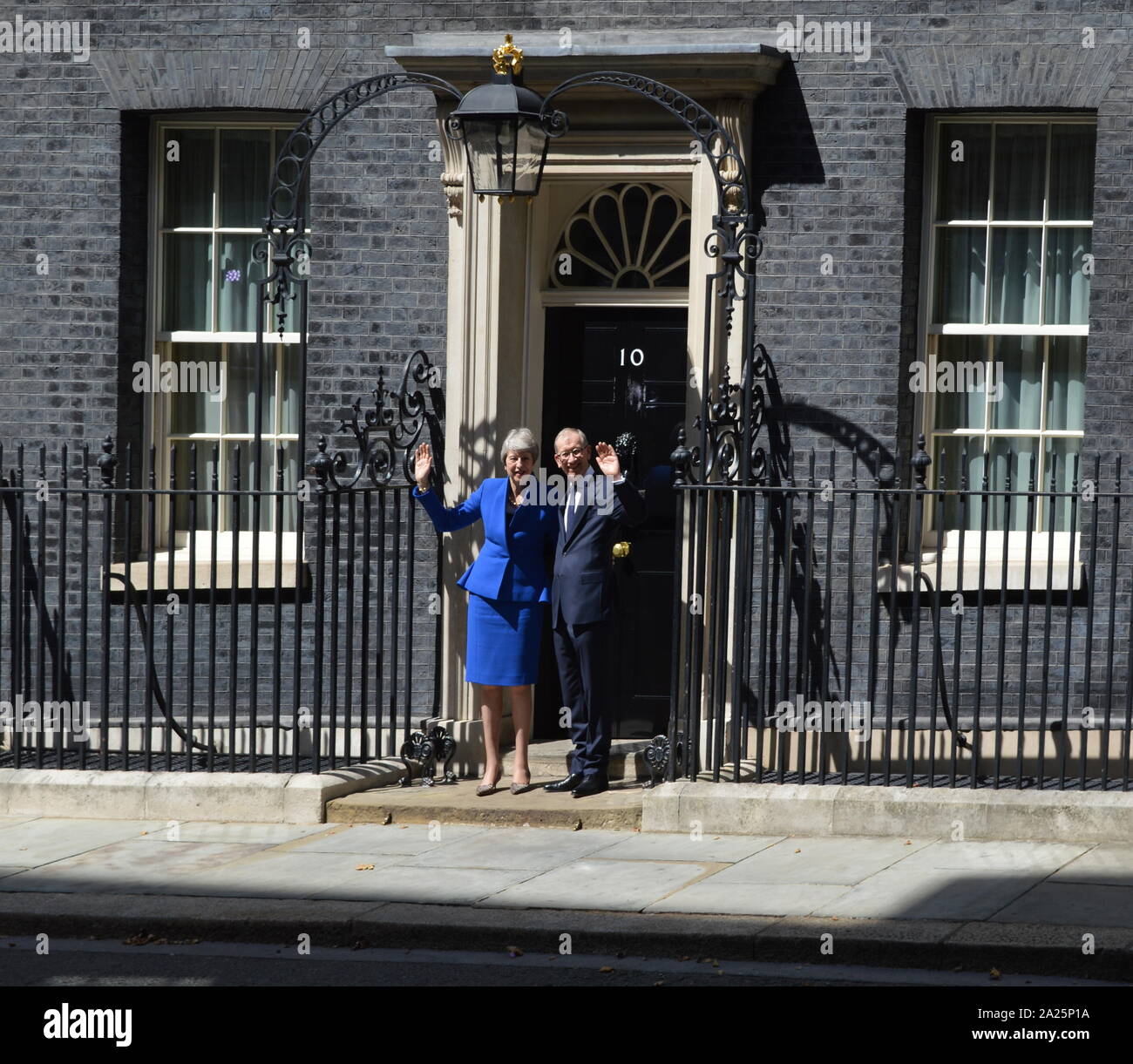 Theresa Maggio lascia 10 Downing Street dopo il suo discorso di dimissioni, Londra, prima di vedere la regina Elisabetta a formalizzare la sua partenza. L'ultimo giorno di premiership di Theresa Maggio, primo ministro del Regno Unito, 13 luglio 2016 - 24 luglio 2019. maggio era il leader del partito conservatore da luglio 2016 - 23 luglio 2019. mostrato con il marito phillip maggio. Foto Stock