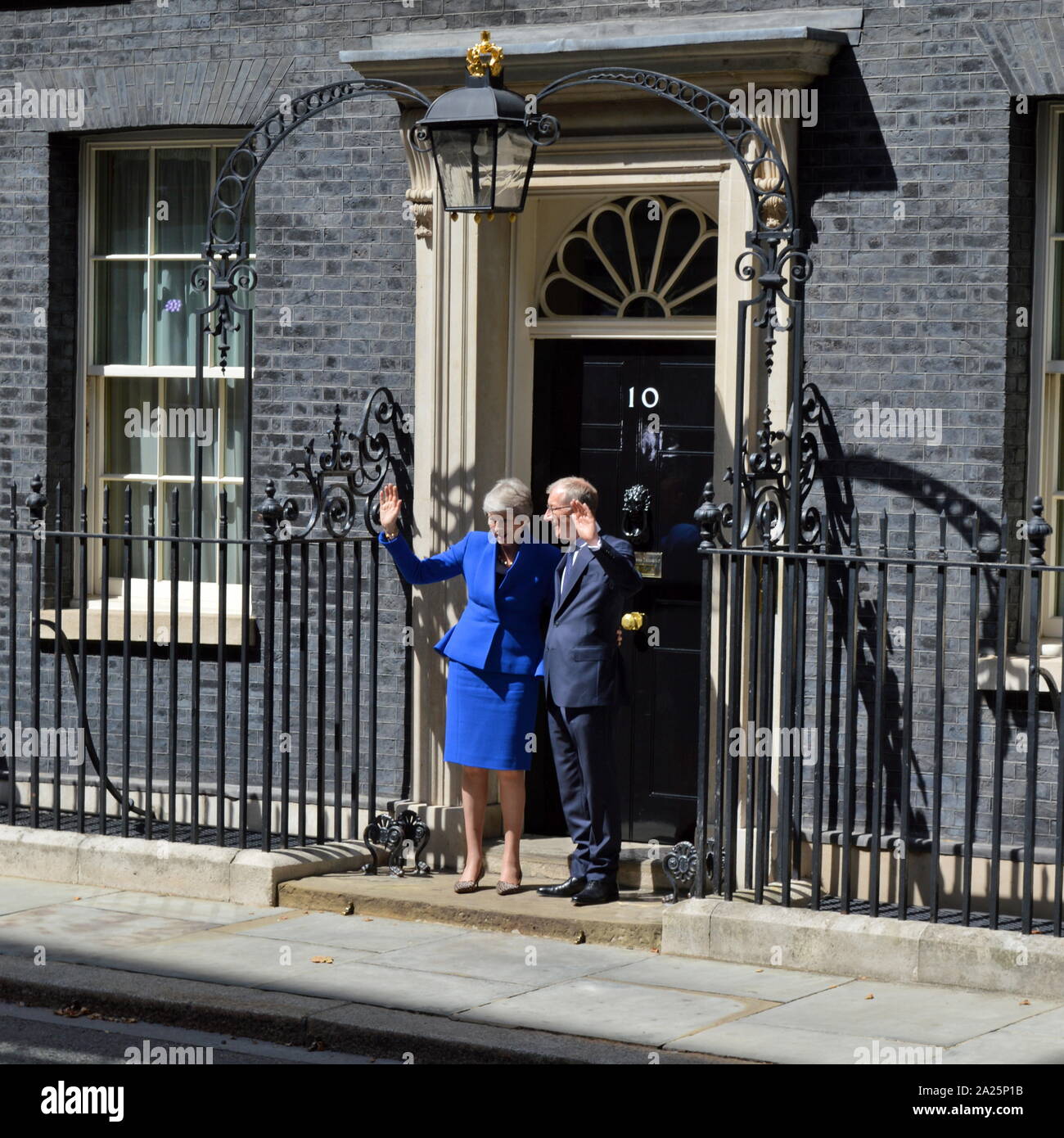 Theresa Maggio lascia 10 Downing Street dopo il suo discorso di dimissioni, Londra, prima di vedere la regina Elisabetta a formalizzare la sua partenza. L'ultimo giorno di premiership di Theresa Maggio, primo ministro del Regno Unito, 13 luglio 2016 - 24 luglio 2019. maggio era il leader del partito conservatore da luglio 2016 - 23 luglio 2019. mostrato con il marito phillip maggio. Foto Stock