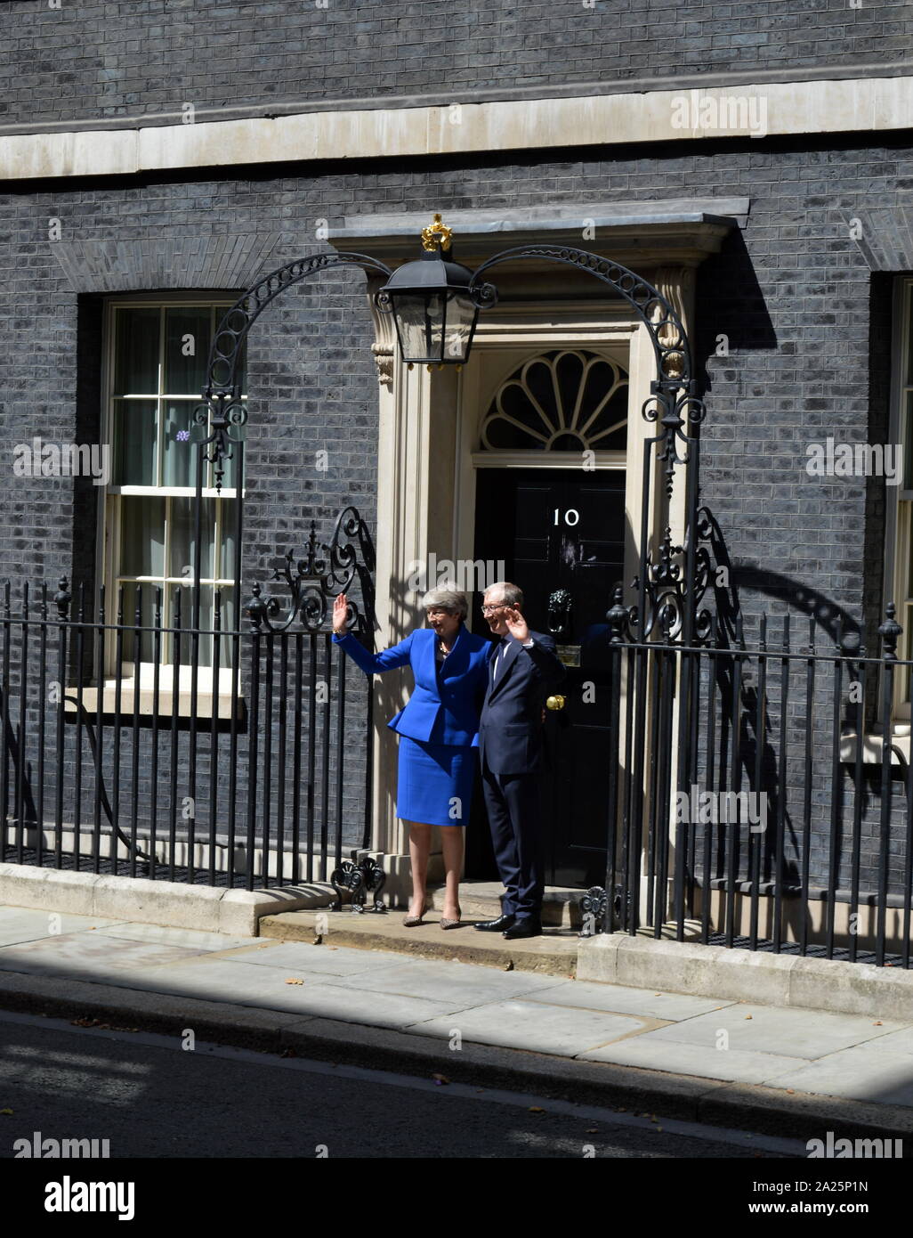 Theresa Maggio lascia 10 Downing Street dopo il suo discorso di dimissioni, Londra, prima di vedere la regina Elisabetta a formalizzare la sua partenza. L'ultimo giorno di premiership di Theresa Maggio, primo ministro del Regno Unito, 13 luglio 2016 - 24 luglio 2019. maggio era il leader del partito conservatore da luglio 2016 - 23 luglio 2019. mostrato con il marito phillip maggio. Foto Stock