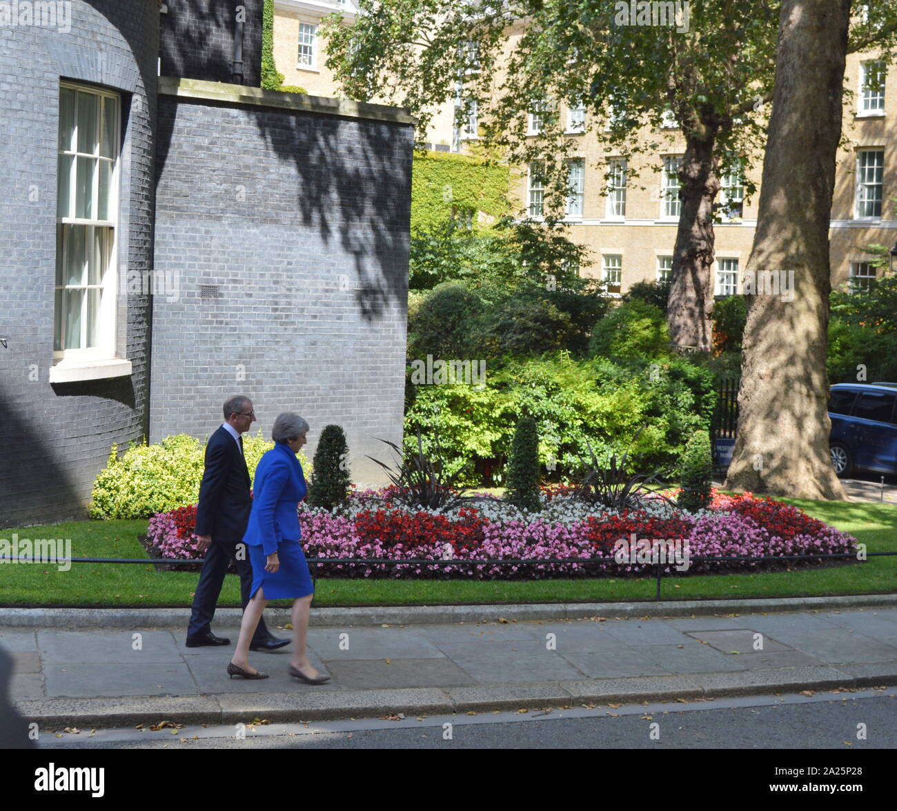 Theresa Maggio lascia 10 Downing Street dopo il suo discorso di dimissioni, Londra, prima di vedere la regina Elisabetta a formalizzare la sua partenza. L'ultimo giorno di premiership di Theresa Maggio, primo ministro del Regno Unito, 13 luglio 2016 - 24 luglio 2019. maggio era il leader del partito conservatore da luglio 2016 - 23 luglio 2019. mostrato con il marito phillip maggio. Foto Stock