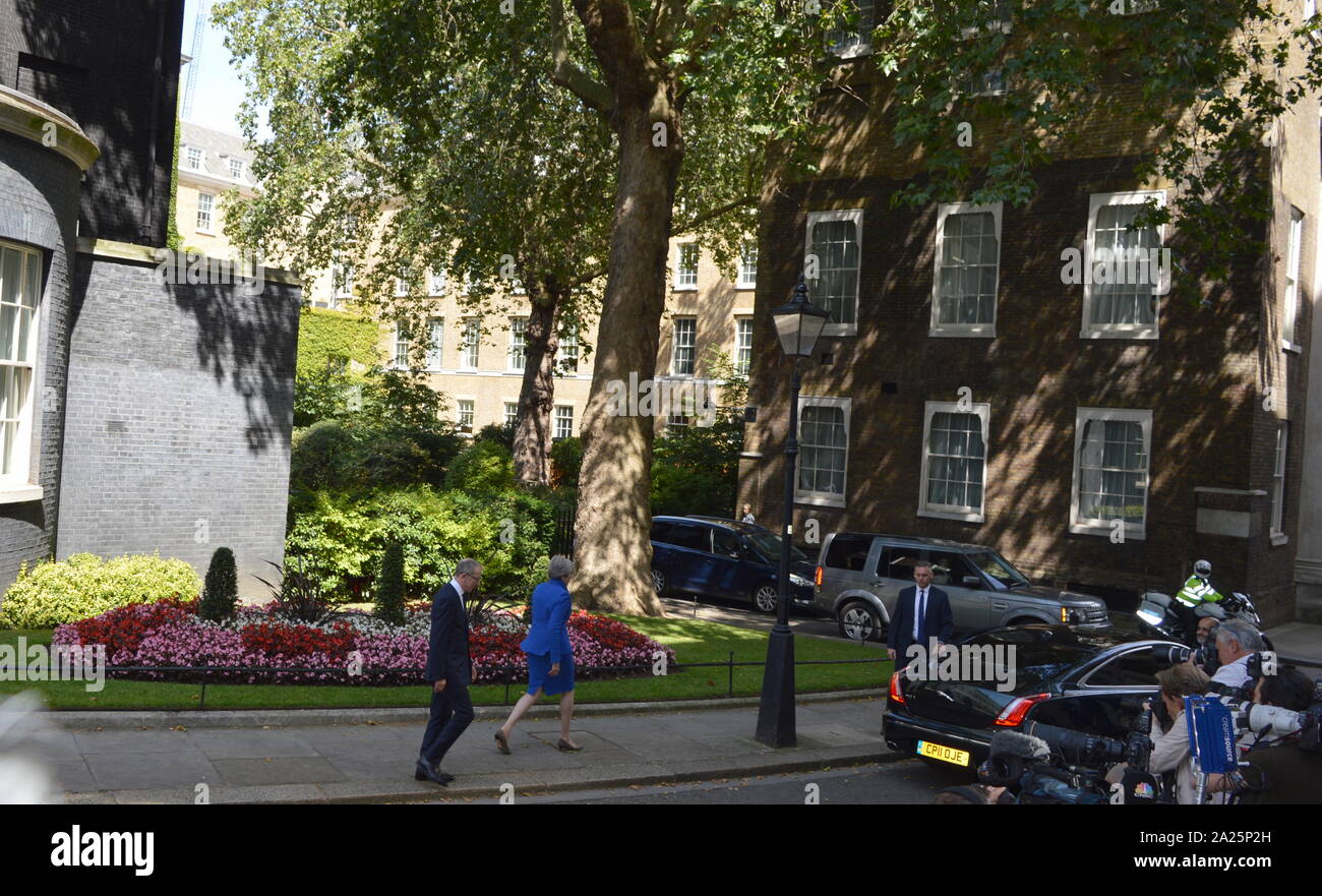 Theresa Maggio lascia 10 Downing Street dopo il suo discorso di dimissioni, Londra, prima di vedere la regina Elisabetta a formalizzare la sua partenza. L'ultimo giorno di premiership di Theresa Maggio, primo ministro del Regno Unito, 13 luglio 2016 - 24 luglio 2019. maggio era il leader del partito conservatore da luglio 2016 - 23 luglio 2019. mostrato con il marito phillip maggio. Foto Stock