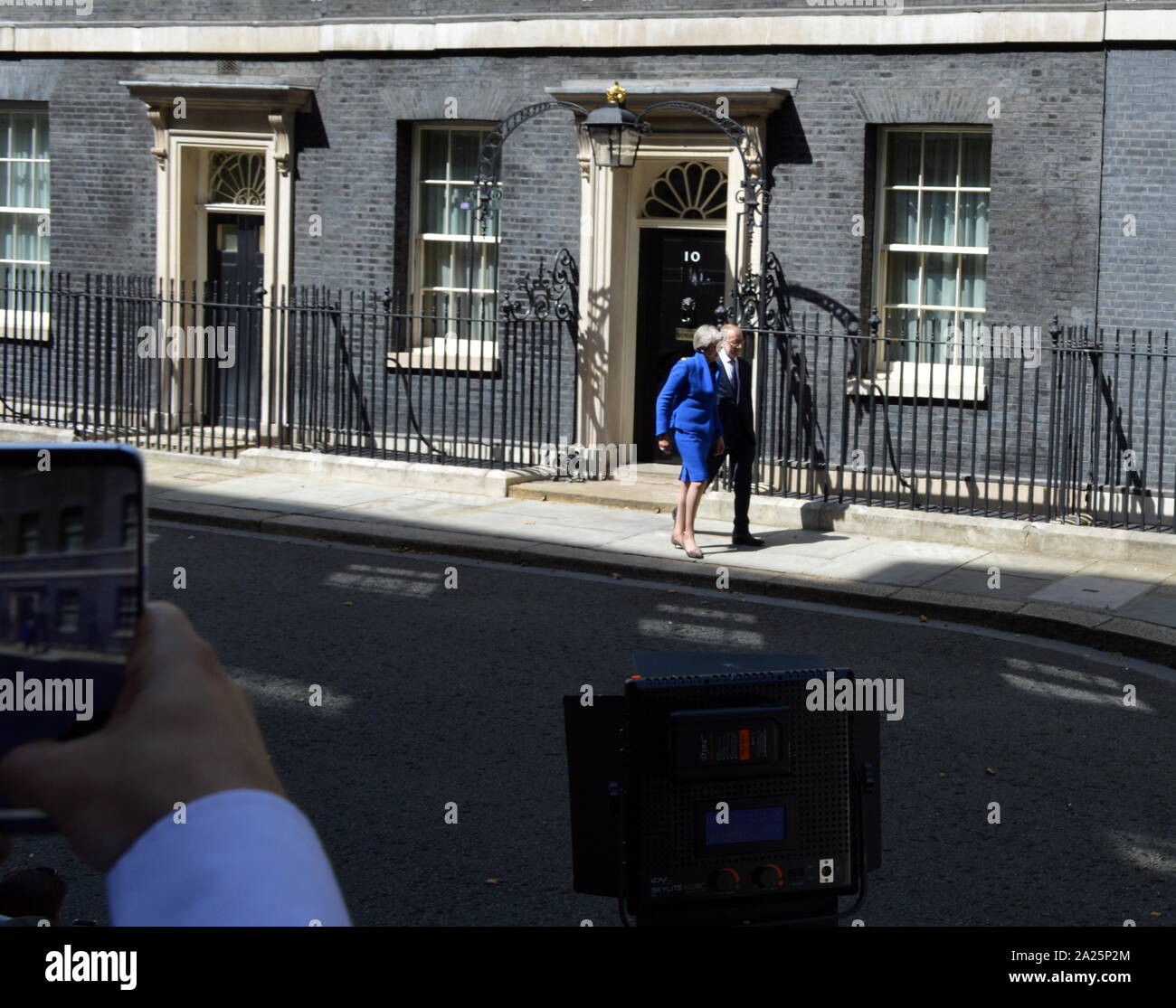 Theresa Maggio lascia 10 Downing Street dopo il suo discorso di dimissioni, Londra, prima di vedere la regina Elisabetta a formalizzare la sua partenza. L'ultimo giorno di premiership di Theresa Maggio, primo ministro del Regno Unito, 13 luglio 2016 - 24 luglio 2019. maggio era il leader del partito conservatore da luglio 2016 - 23 luglio 2019. mostrato con il marito phillip maggio. Foto Stock