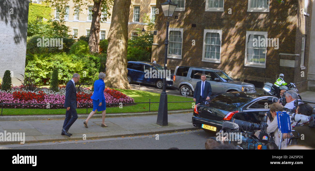 Theresa Maggio lascia 10 Downing Street dopo il suo discorso di dimissioni, Londra, prima di vedere la regina Elisabetta a formalizzare la sua partenza. L'ultimo giorno di premiership di Theresa Maggio, primo ministro del Regno Unito, 13 luglio 2016 - 24 luglio 2019. maggio era il leader del partito conservatore da luglio 2016 - 23 luglio 2019. mostrato con il marito phillip maggio. Foto Stock