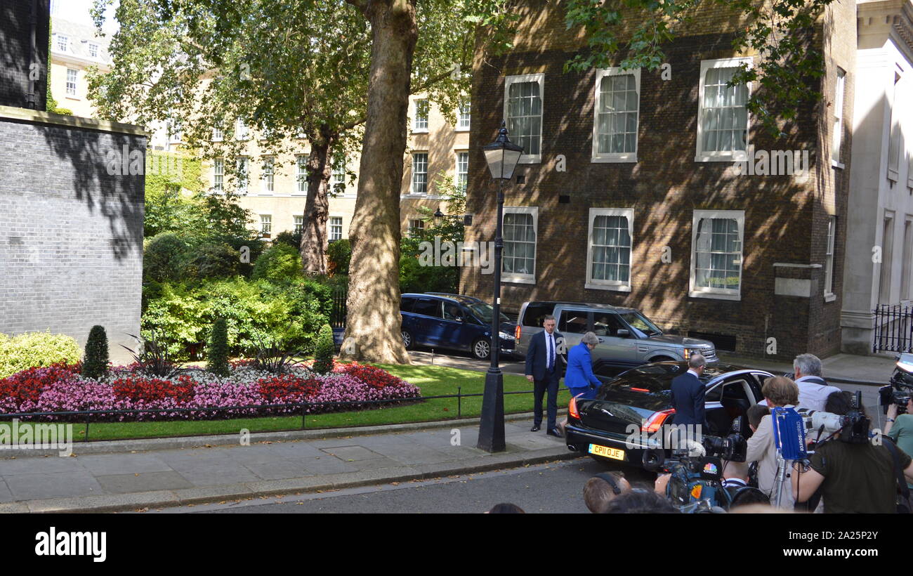 Theresa Maggio lascia 10 Downing Street dopo il suo discorso di dimissioni, Londra, prima di vedere la regina Elisabetta a formalizzare la sua partenza. L'ultimo giorno di premiership di Theresa Maggio, primo ministro del Regno Unito, 13 luglio 2016 - 24 luglio 2019. maggio era il leader del partito conservatore da luglio 2016 - 23 luglio 2019. mostrato con il marito phillip maggio. Foto Stock
