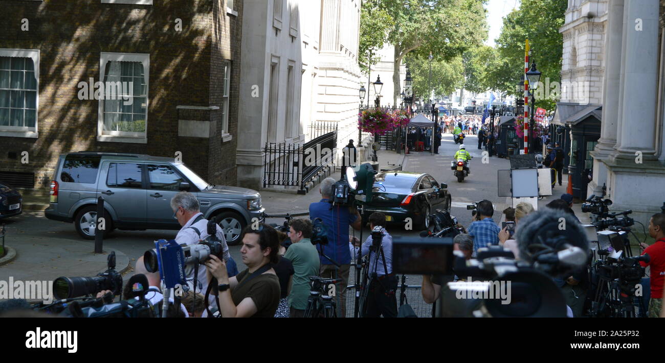 Theresa Maggio lascia 10 Downing Street dopo il suo discorso di dimissioni, Londra, prima di vedere la regina Elisabetta a formalizzare la sua partenza. L'ultimo giorno di premiership di Theresa Maggio, primo ministro del Regno Unito, 13 luglio 2016 - 24 luglio 2019. maggio era il leader del partito conservatore da luglio 2016 - 23 luglio 2019. mostrato con il marito phillip maggio. Foto Stock