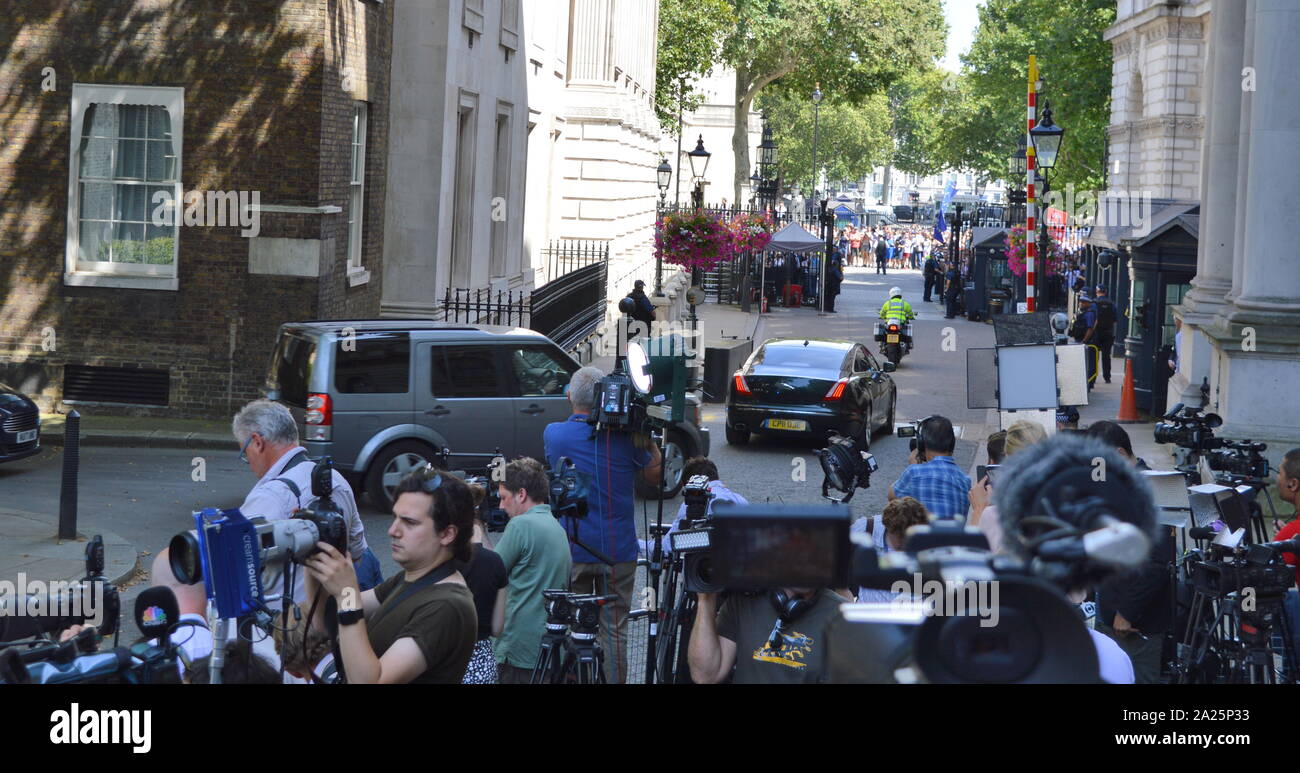 Theresa Maggio lascia 10 Downing Street dopo il suo discorso di dimissioni, Londra, prima di vedere la regina Elisabetta a formalizzare la sua partenza. L'ultimo giorno di premiership di Theresa Maggio, primo ministro del Regno Unito, 13 luglio 2016 - 24 luglio 2019. maggio era il leader del partito conservatore da luglio 2016 - 23 luglio 2019. mostrato con il marito phillip maggio. Foto Stock