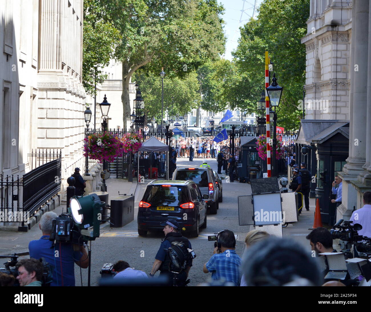 Theresa Maggio lascia 10 Downing Street dopo il suo discorso di dimissioni, Londra, prima di vedere la regina Elisabetta a formalizzare la sua partenza. L'ultimo giorno di premiership di Theresa Maggio, primo ministro del Regno Unito, 13 luglio 2016 - 24 luglio 2019. maggio era il leader del partito conservatore da luglio 2016 - 23 luglio 2019. mostrato con il marito phillip maggio. Foto Stock
