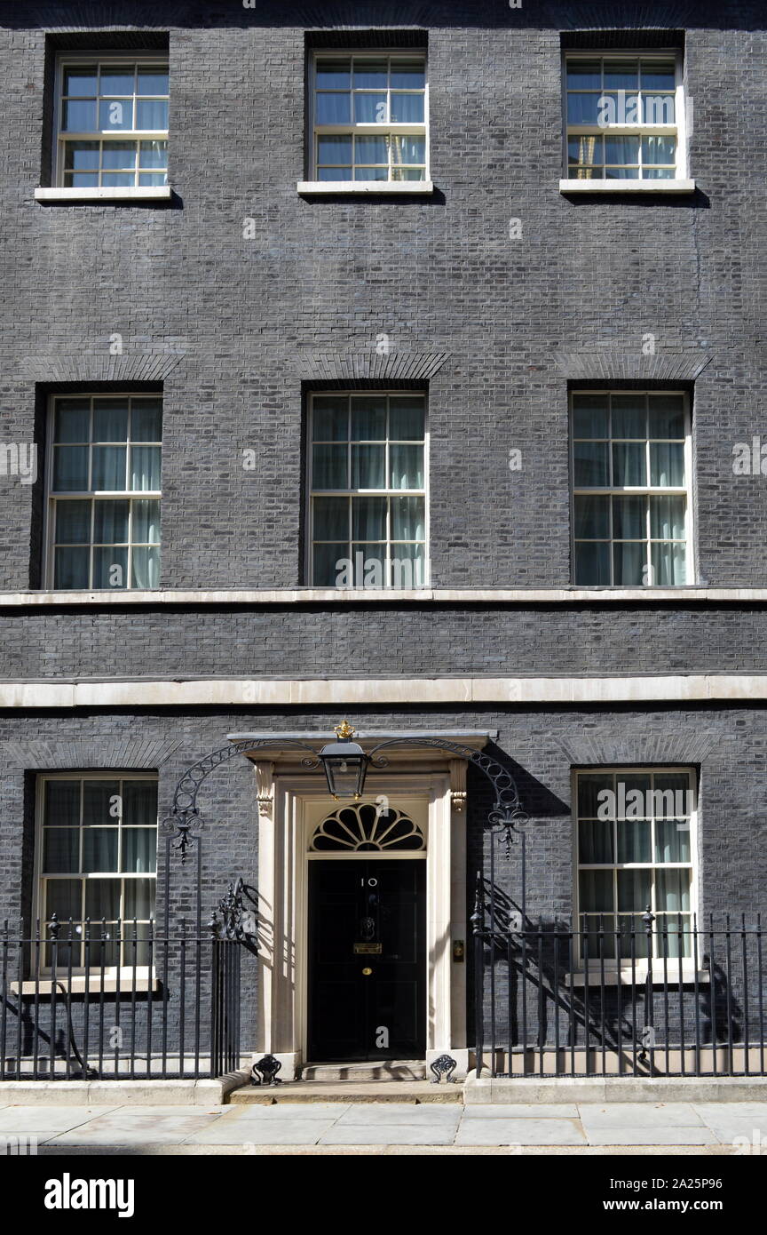 A Downing Street, Londra, ospita le residenze ufficiali e gli uffici del primo ministro del Regno Unito e il cancelliere dello scacchiere. situato fuori di Whitehall, a pochi minuti a piedi dalla casa del parlamento, Downing Street è stato costruito nel 1680s da sir George downing. Foto Stock