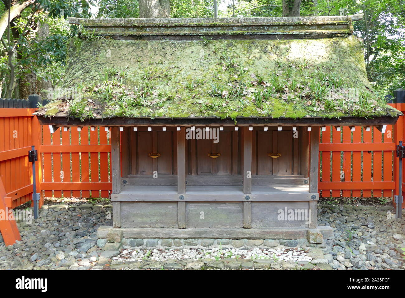 Santuario Shimogamo (Shimogamo-jinja), santuario scintoista nel Shimogamo distretto della città di Kyoto's Sakyo Ward. Il suo nome formale è Kamo-mioya-jinja, è uno dei più antichi santuari Shintoisti in Giappone ed è uno dei diciassette monumenti storici di antiche di Kyoto che sono stati designati dall'UNESCO come Sito del Patrimonio Mondiale. Il nome di jinja identifica il Kamo famiglia di kami o divinità che vengono venerati. Il nome si riferisce anche all'ambito del santuario del legno nelle vicinanze Foto Stock