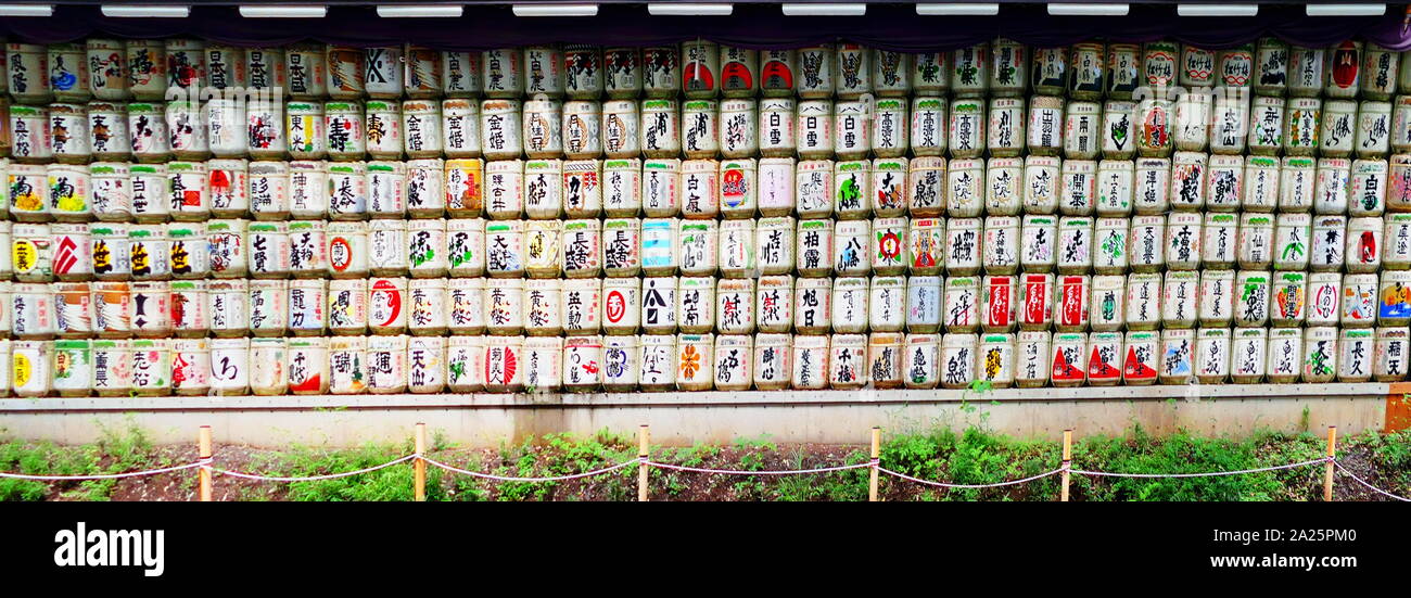 Barili di sake (nihonshu) donati al Tempio di Meiji, in Shibuya, Tokyo. Questo santuario scintoista che è dedicata ai distillati deificato dell'Imperatore Meiji e alla sua consorte, Imperatrice Shoken. Il santuario non contengono l'imperatore del grave, che si trova a Fushimi-momoyama, a sud di Kyoto. Foto Stock