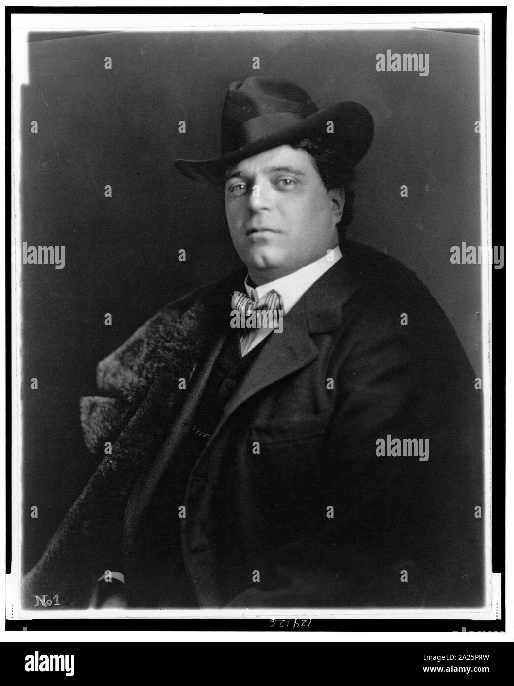 Pietro Mascagni, mezza lunghezza verticale, rivolto leggermente verso sinistra Foto Stock