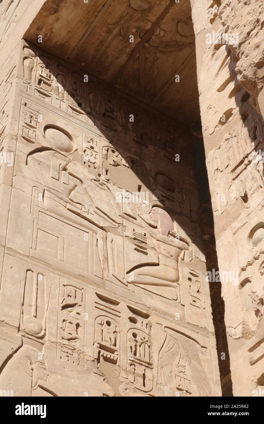 Secondo Cortile delle feste, Medinet Habu, Tebe, Egitto. Tempio di Ramses II a Medinet Habu, Egitto. Il tempio mortuario di Ramesse III a Medinet Habu è stata un importante nuovo periodo del regno di struttura del tempio nella West Bank di Luxor in Egitto. Il tempio ha inscritto rilievi raffiguranti l'avvento e la sconfitta dei popoli del mare durante il regno di Ramesse III Scavo iniziale del tempio ha avuto luogo solo sporadicamente tra 1859 e 1899 Foto Stock