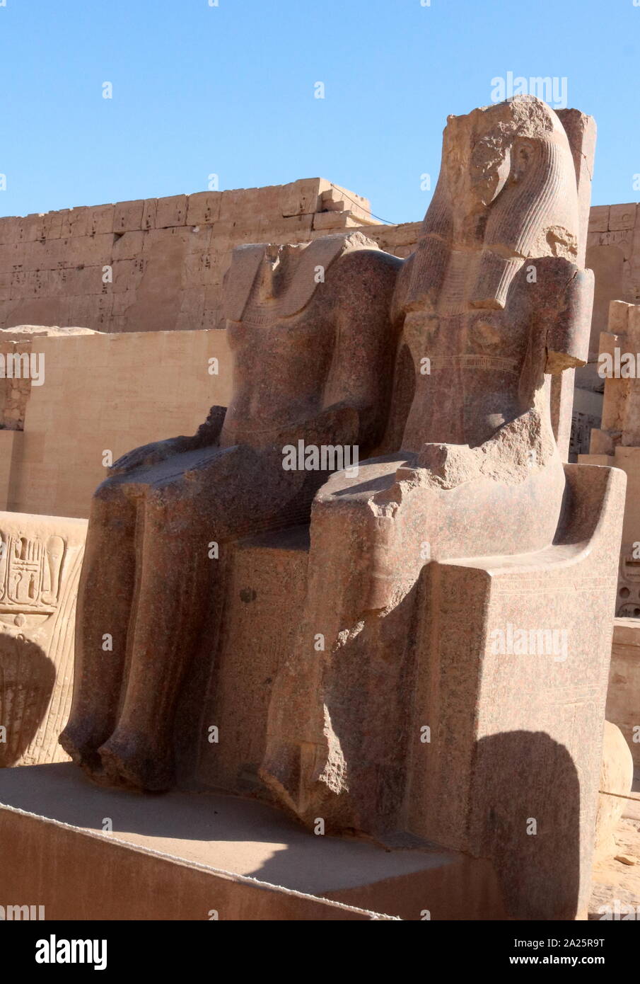 Terzo hypostyle hall, statue di Ramses con Maat e con Thoth presso il Tempio mortuario di Ramesse III a Medinet Habu; un nuovo importante periodo del regno di struttura del tempio nella West Bank di Luxor in Egitto. Foto Stock