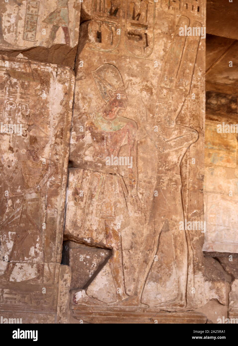 Vicino all'ingresso del tempio mortuario di Ramesse III a Medinet Habu, è il tempio di Amon, (Amon Djeser Set) risalente al XVIII dinastia 1458 BC, costruito da Hatshepsut e Thutmosi III. Ha subito molti cambiamenti e modifiche nel corso degli anni, parzialmente nella 20esima, 25esima, 26esima, 29 e 30 dinastie e il periodo greco-romano. Foto Stock