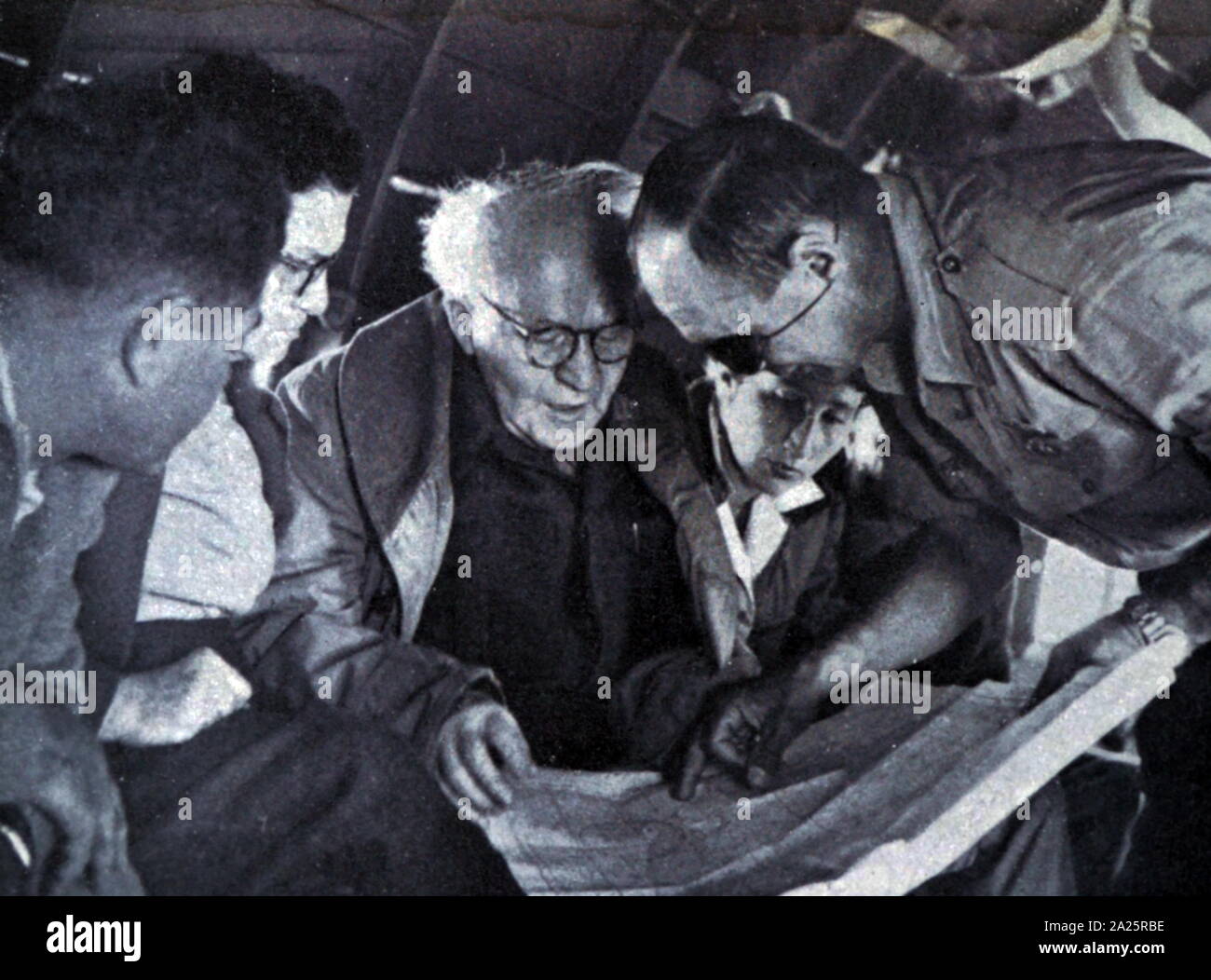 Il Primo Ministro israeliano David Ben Gurion e Capo di Stato Maggiore Moshe Dayan durante la guerra di Suez 1956 Foto Stock