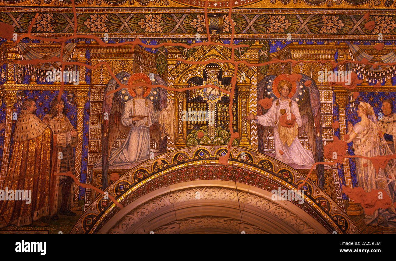 Mosaici che raffigurano i re di Germania decorano la chiesa memoriale del Kaiser Wilhelm Gedachtniskirche () di Berlino. La chiesa originaria sul sito è stato costruito nel 1890. Essa è stata gravemente danneggiata da un bombardamento nel 1943. L'edificio attuale, che consiste di una chiesa con attaccato un atrio e un campanile separato con allegata una cappella fu costruita tra il 1959 e il 1963. La guglia danneggiato della vecchia chiesa è stata mantenuta e il suo piano terra è stato realizzato in un memorial hall. Foto Stock