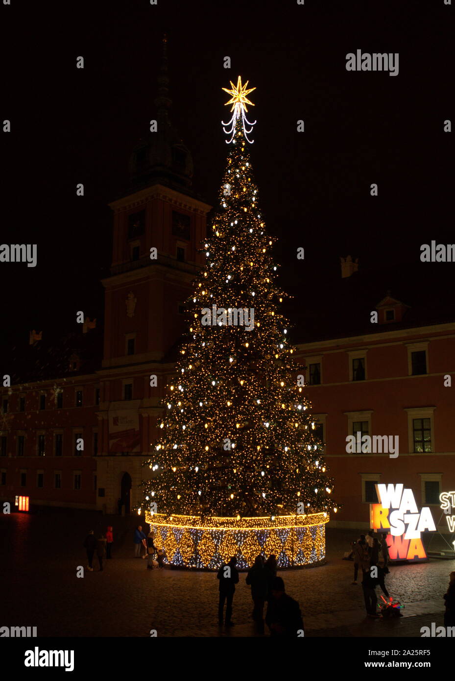 Luminarie di Natale decorare un albero vicino al Castello Reale di Varsavia, situato in Piazza Castello, all'ingresso della Varsavia Old Town Foto Stock
