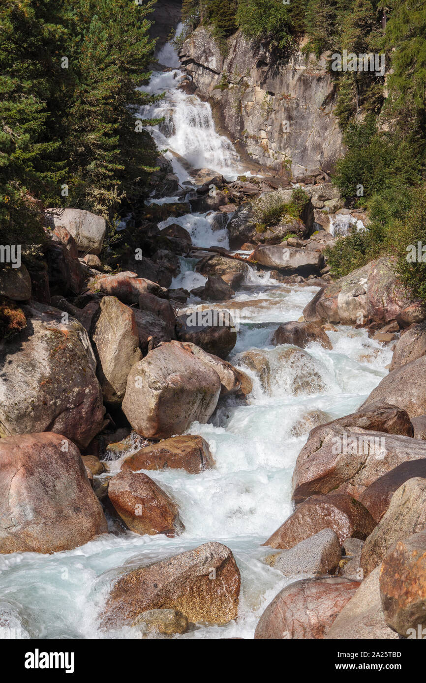 Torrente Rainbach. Cascata. Valle di Krimmler Achen. Parco nazionale di Hohe Tauern. Alpi austriache. Europa. Foto Stock