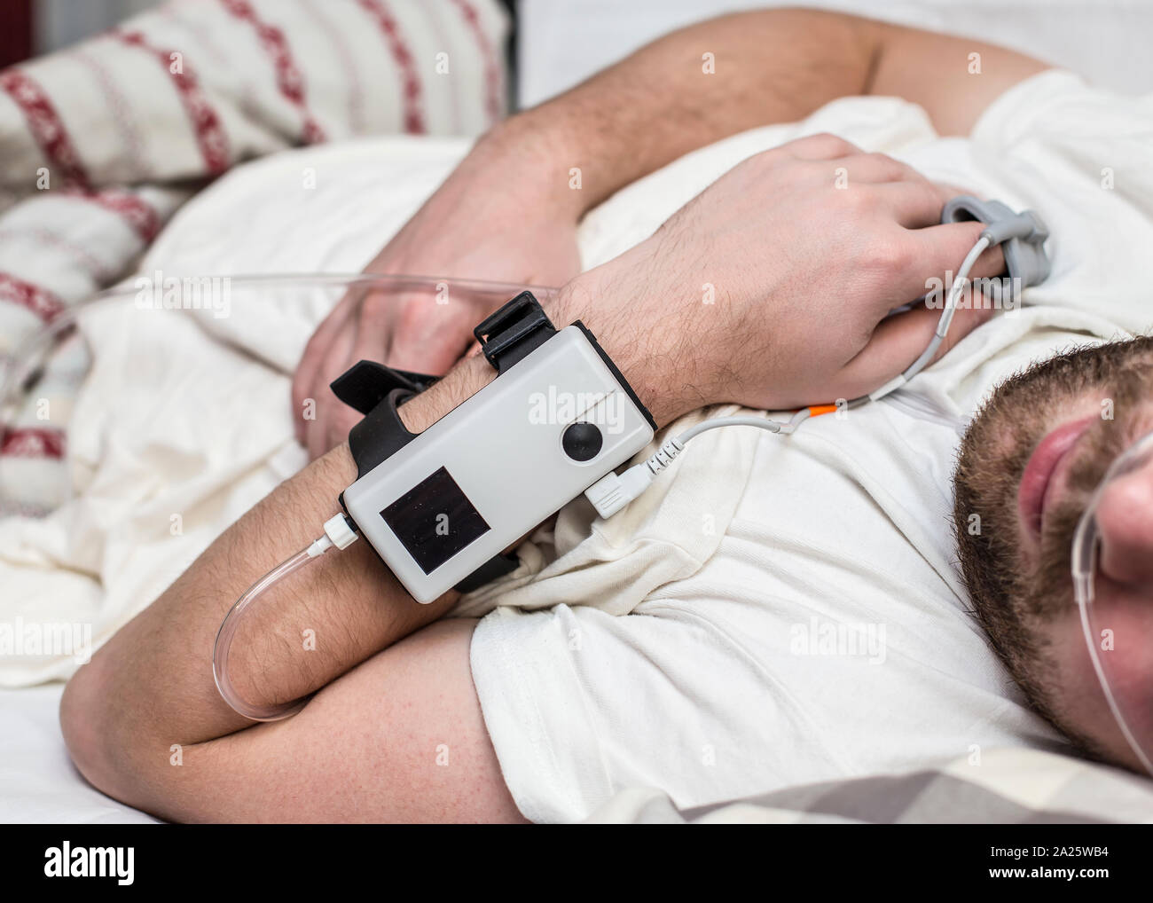 Apnea nel sonno Diagnostica dispositivo medico Kit allegato per le dita e il naso umano, che si trova nel letto Foto Stock