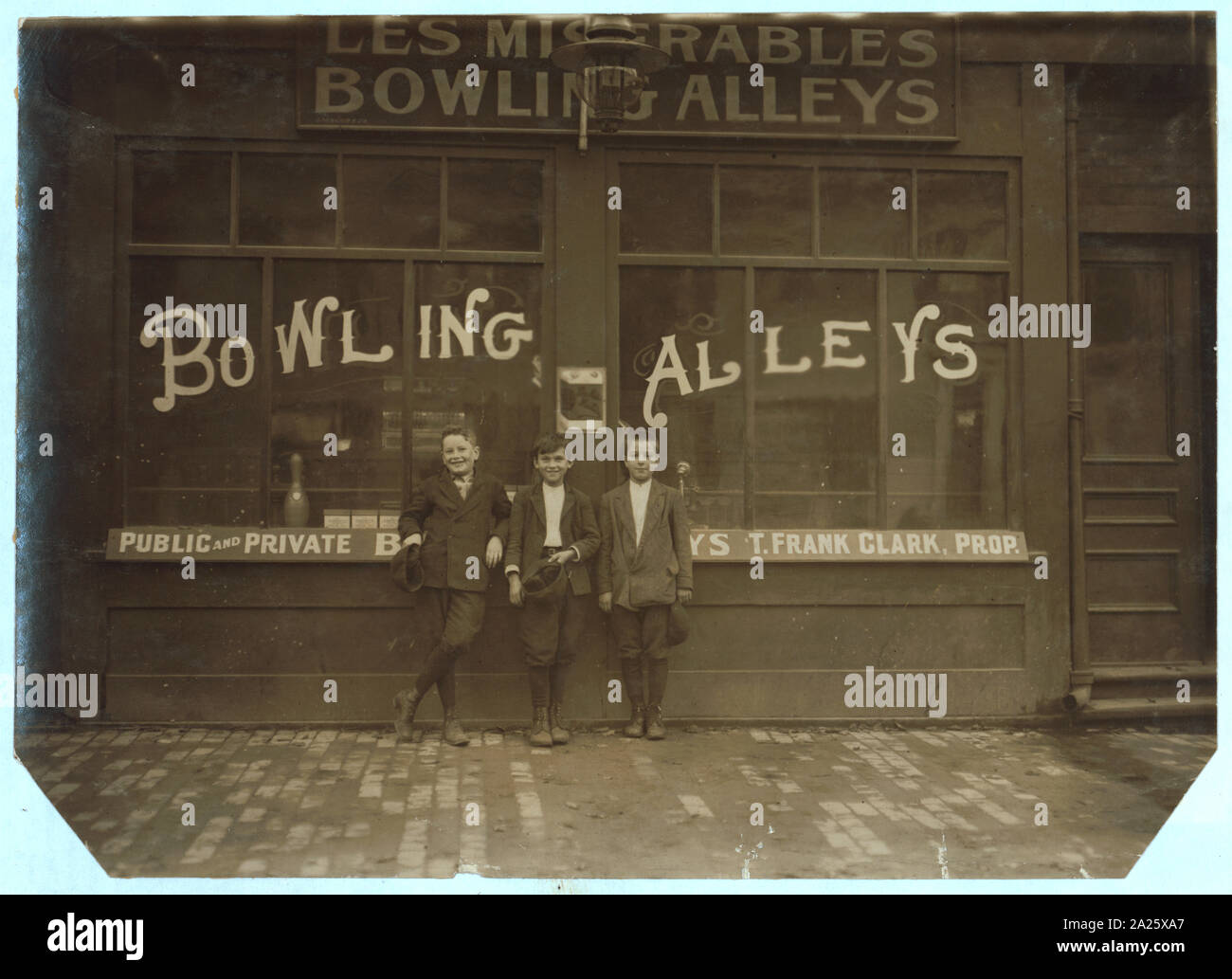 Pin i ragazzi in Les Miserables vicoli, Frank Jarose, 7 Fayette San, Mellens corte, detto 11 anni, reso $3.72 la scorsa settimana. Joseph Philip, 5 parete San, detto 11 anni e lavora fino a mezzanotte ogni settimana la notte; ha detto che ha reso $2.25 la scorsa settimana e $1.75 la settimana prima. Willie Payton, 196 Fayette San, detto 11 anni, realizzato al di sopra di 2 dollari la settimana scorsa, vi lavora ogni notte fino a mezzanotte. Foto Stock