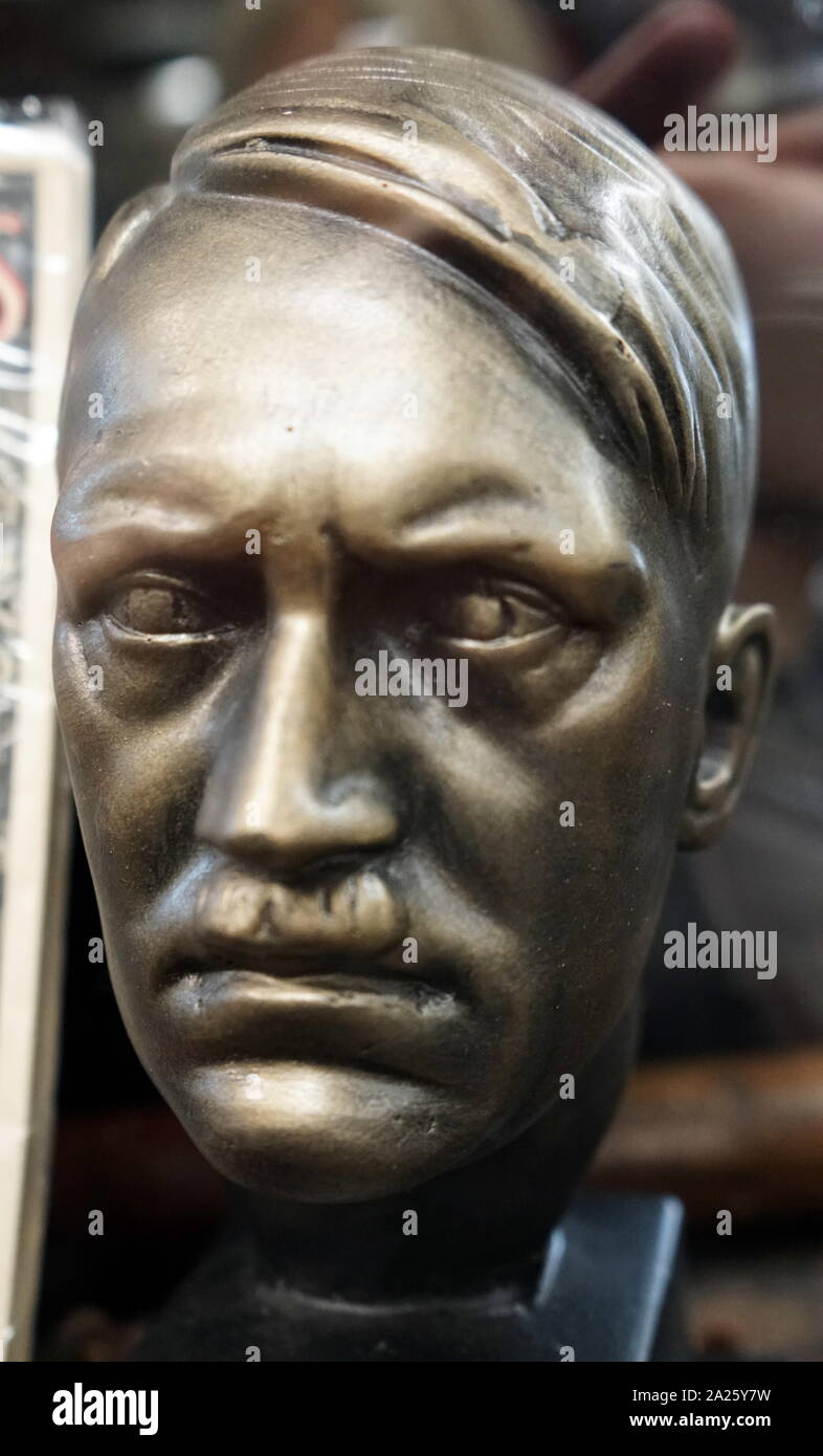 Un busto di Oswald Mosley. Sir Oswald Mosley Ernald di Ancoats (1896-1980) un uomo politico britannico, membro del Parlamento europeo e leader dell'Unione Britannica dei Fascisti. La BUF era un fascista partito politico nel Regno Unito formata nel 1932 da Oswald Mosley Foto Stock