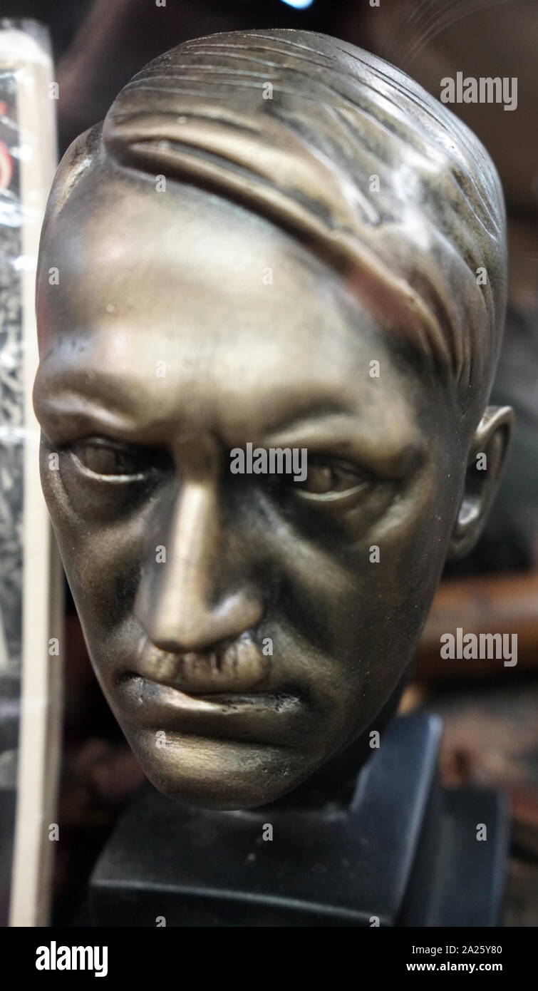 Un busto di Oswald Mosley. Sir Oswald Mosley Ernald di Ancoats (1896-1980) un uomo politico britannico, membro del Parlamento europeo e leader dell'Unione Britannica dei Fascisti. La BUF era un fascista partito politico nel Regno Unito formata nel 1932 da Oswald Mosley Foto Stock