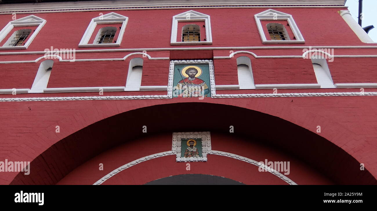 Esterno del Museo Russo Statale, precedentemente noto come il Museo Russo di Sua Maestà Imperiale Alessandro III, situato sulla piazza delle Arti a San Pietroburgo, è il più grande del mondo depositario di raffinata arte russa. Foto Stock