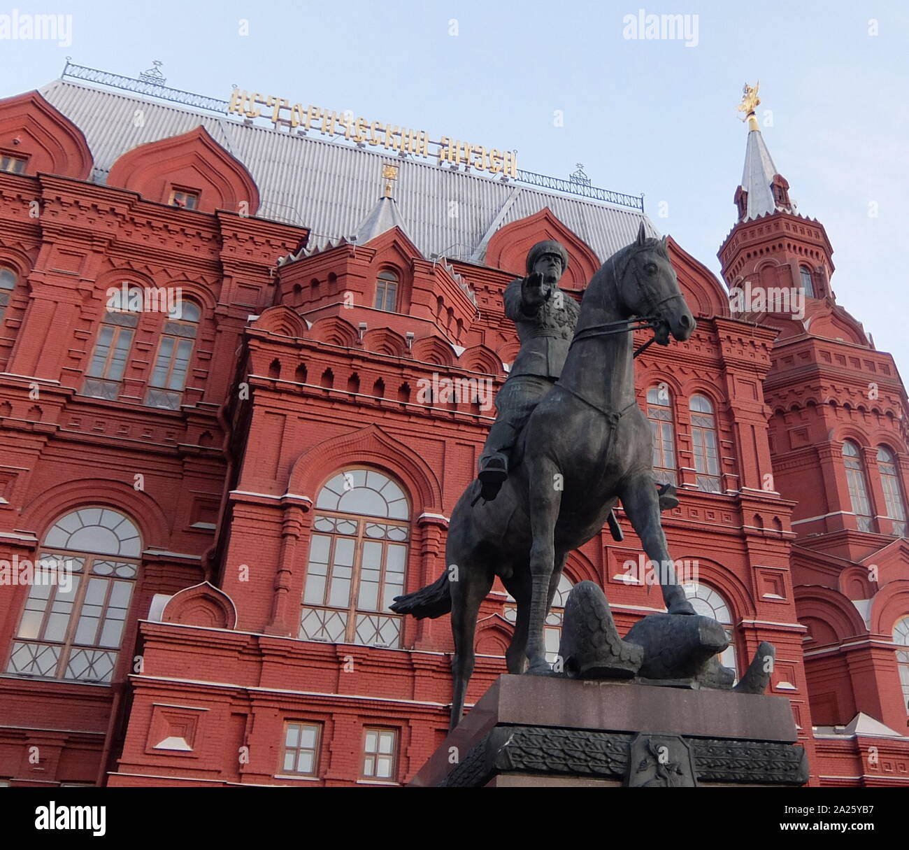Esterno del Museo Russo Statale, precedentemente noto come il Museo Russo di Sua Maestà Imperiale Alessandro III, situato sulla piazza delle Arti a San Pietroburgo, è il più grande del mondo depositario di raffinata arte russa. Foto Stock