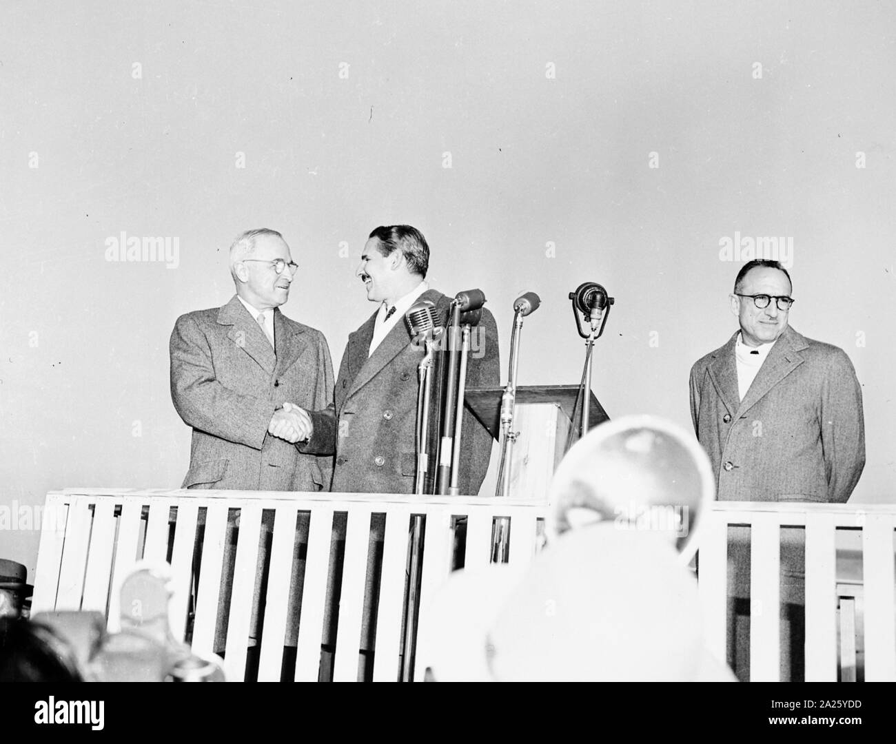 Fotografia del Presidente Truman stringe la mano al Presidente Prio Socarras di Cuba nel corso di una cerimonia presso l'Aeroporto Nazionale di Washington, D. C. All'arrivo del Presidente Socarras per una visita. Foto Stock