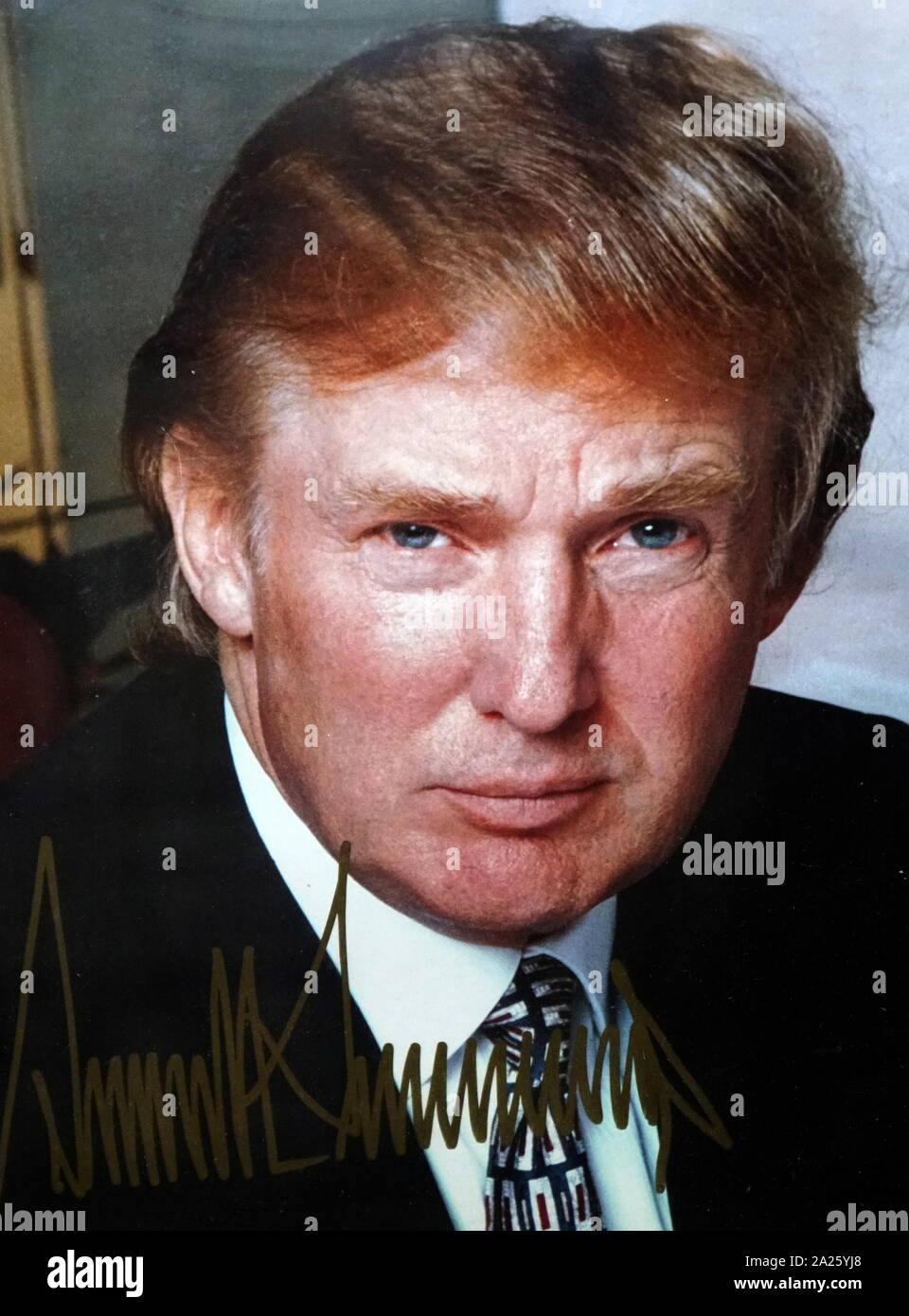 Una foto autografate di Donald Trump. Donald John Trump (1946-) un uomo politico americano, imprenditore, personalità televisiva e il quarantacinquesimo Presidente degli Stati Uniti d'America. Foto Stock