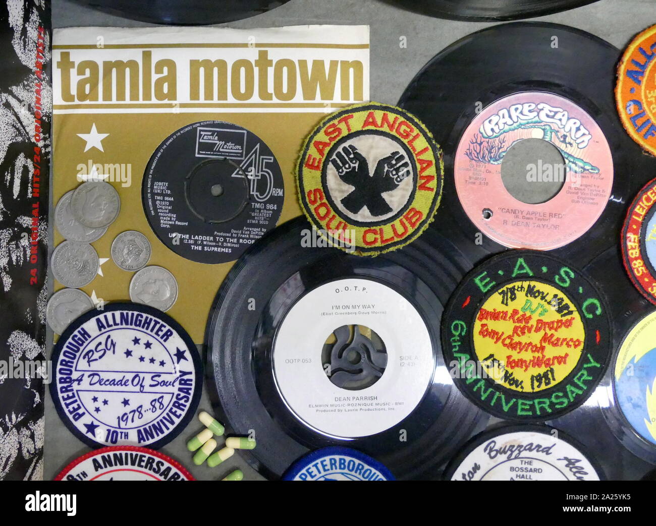 Raccolta di patch e i record creati durante il Northern Soul movimento. Foto Stock
