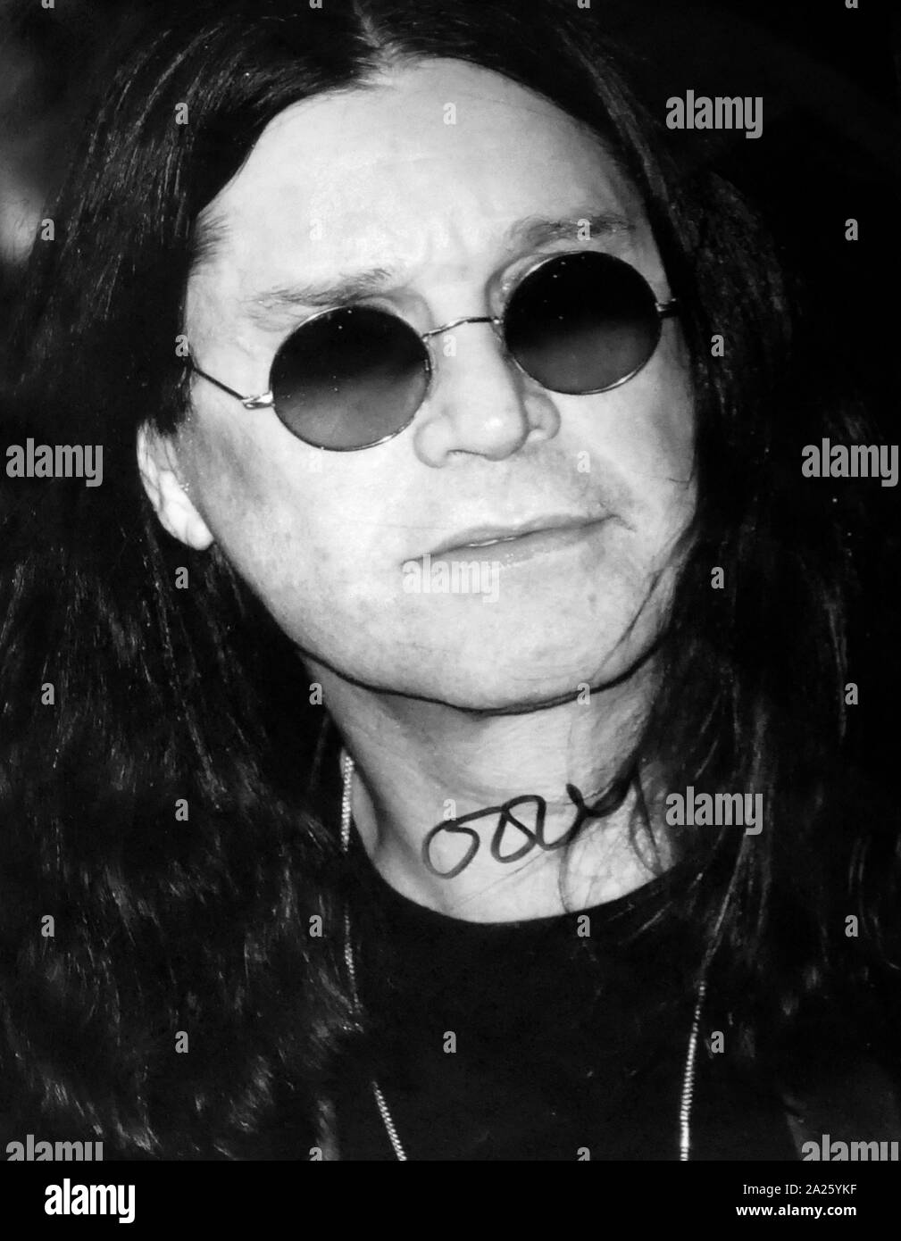 Foto autografate di Ozzy Osbourne (1948-) un inglese un cantante e cantautore, attore e realtà televisione star Foto Stock