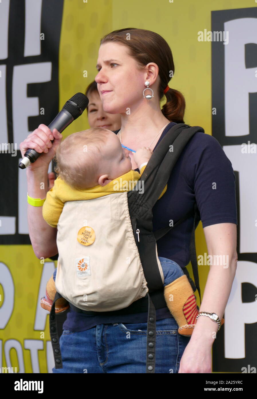 Jo Swinson, British membro liberaldemocratico del Parlamento (MP) per East Dunbartonshire, risolve il "voto popolare' marzo in piazza del Parlamento, Londra. Il voto popolare marzo ha avuto luogo a Londra il 23 marzo 2019 come parte di una serie di dimostrazioni di protesta contro Brexit, chiamata per un nuovo referendum e chiedere al governo britannico di revocare l'articolo 50. Essa ha portato al capitale di centinaia di migliaia di manifestanti, o di più di un milione di persone secondo gli organizzatori. Foto Stock