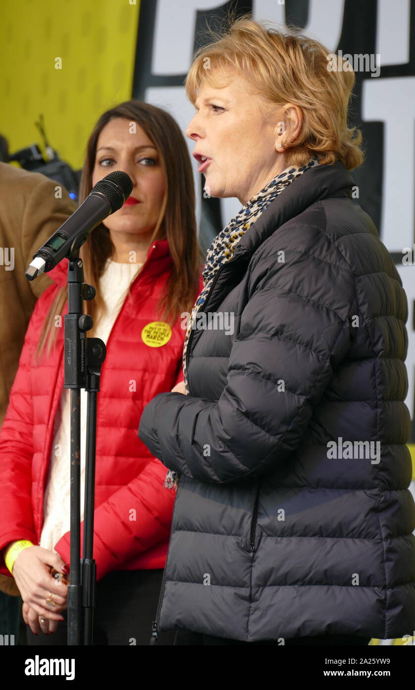 Anna Soubry, membro del Parlamento europeo, affrontando il "voto popolare' marzo in piazza del Parlamento, Londra. Foto Stock