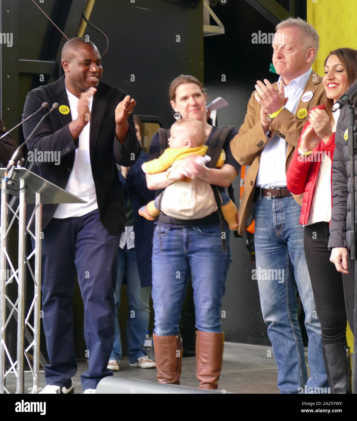 Pro-Referendum MP da diverse parti presso il "voto popolare' marzo in piazza del Parlamento, Londra. Il voto popolare marzo ha avuto luogo a Londra il 23 marzo 2019 come parte di una serie di dimostrazioni di protesta contro Brexit, chiamata per un nuovo referendum e chiedere al governo britannico di revocare l'articolo 50. Essa ha portato al capitale di centinaia di migliaia di manifestanti, o di più di un milione di persone secondo gli organizzatori. Da sinistra a destra: David Lammy, Jo Swinson, Phillip Lee, Rosena Allin-Khan Foto Stock