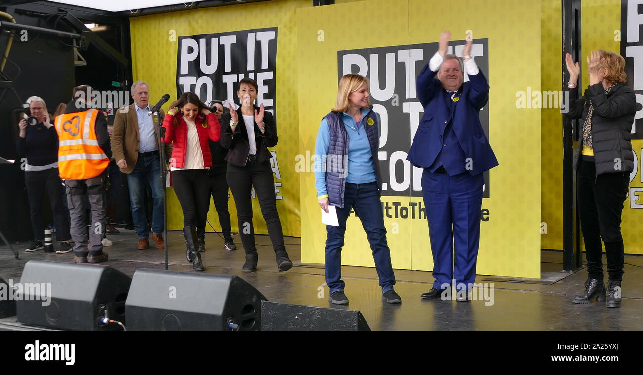 Pro-Referendum MP da diverse parti presso il "voto popolare' marzo in piazza del Parlamento, Londra. Il voto popolare marzo ha avuto luogo a Londra il 23 marzo 2019 come parte di una serie di dimostrazioni di protesta contro Brexit, chiamata per un nuovo referendum e chiedere al governo britannico di revocare l'articolo 50. Essa ha portato al capitale di centinaia di migliaia di manifestanti, o di più di un milione di persone secondo gli organizzatori. Da sinistra a destra: David Lammy, Jo Swinson, Phillip Lee, Rosena Allin-Khan; Anna Soubry Foto Stock