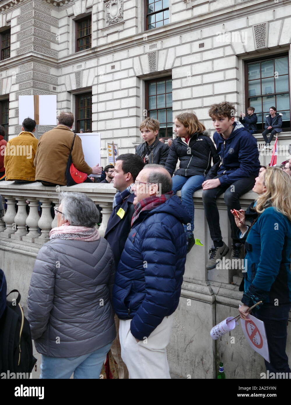 I manifestanti attraverso generazioni frequentando il "voto popolare' marzo a Londra. Il voto popolare marzo ha avuto luogo a Londra il 23 marzo 2019 come parte di una serie di dimostrazioni di protesta contro Brexit, chiamata per un nuovo referendum e chiedere al governo britannico di revocare l'articolo 50. Essa ha portato al capitale di centinaia di migliaia di manifestanti, o di più di un milione di persone secondo gli organizzatori. Foto Stock