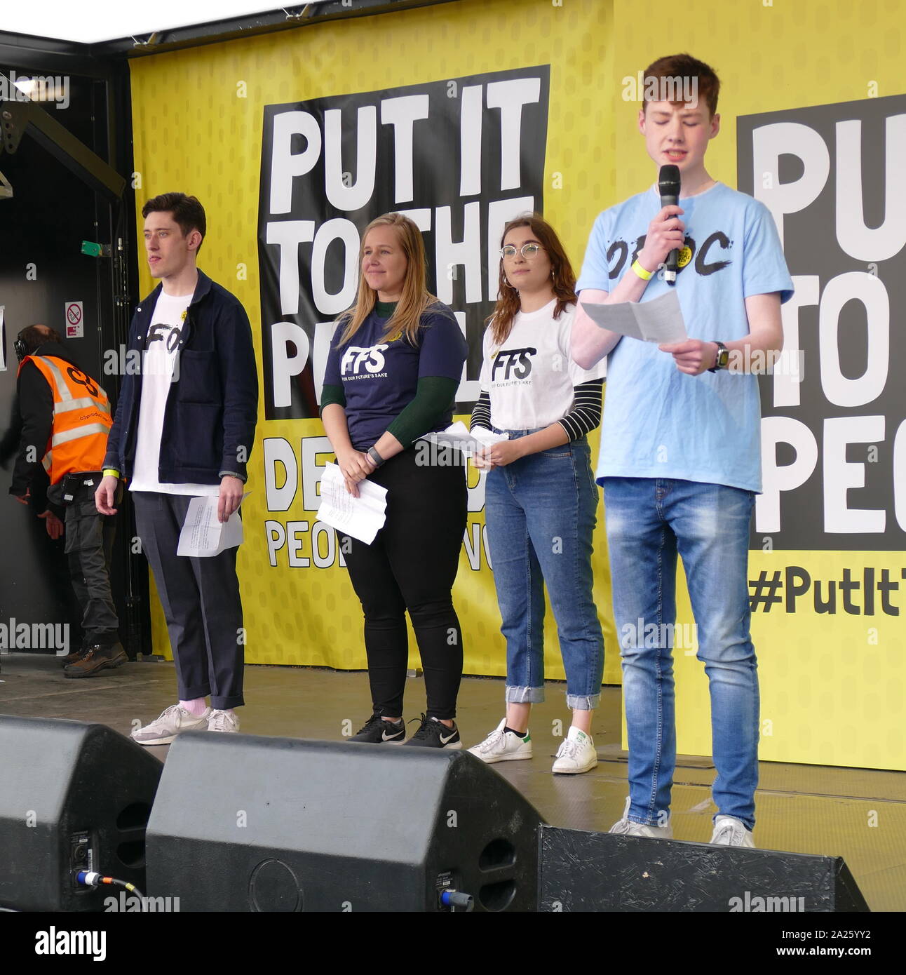 Giovane studente affrontare l' voto popolare' marzo in piazza del Parlamento, Londra. Il voto popolare marzo ha avuto luogo a Londra il 23 marzo 2019 come parte di una serie di dimostrazioni di protesta contro Brexit, chiamata per un nuovo referendum e chiedere al governo britannico di revocare l'articolo 50. Essa ha portato al capitale di centinaia di migliaia di manifestanti, o di più di un milione di persone secondo gli organizzatori. Foto Stock