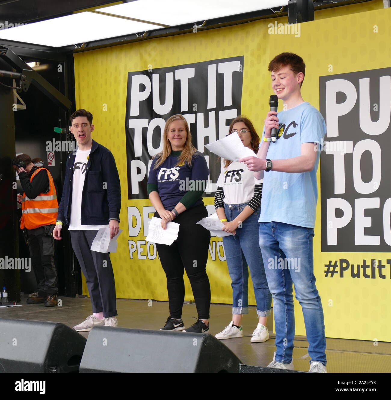Giovane studente affrontare l' voto popolare' marzo in piazza del Parlamento, Londra. Il voto popolare marzo ha avuto luogo a Londra il 23 marzo 2019 come parte di una serie di dimostrazioni di protesta contro Brexit, chiamata per un nuovo referendum e chiedere al governo britannico di revocare l'articolo 50. Essa ha portato al capitale di centinaia di migliaia di manifestanti, o di più di un milione di persone secondo gli organizzatori. Foto Stock