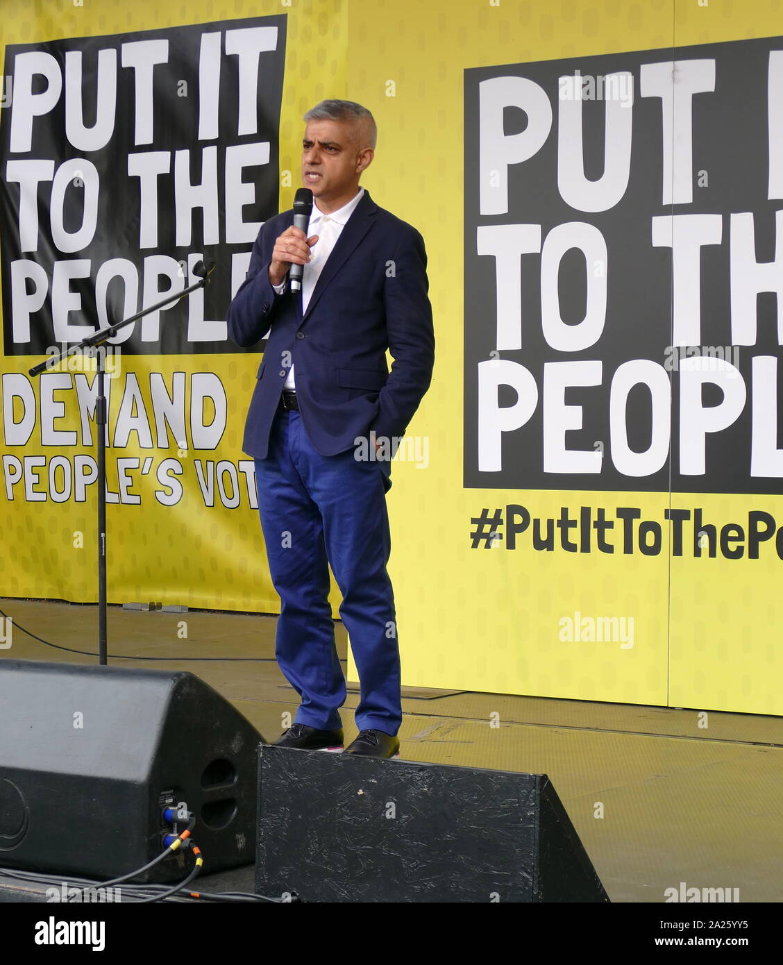 Sadiq Aman Khan, sindaco di Londra, risolve il "voto popolare' marzo in piazza del Parlamento, Londra. Il voto popolare marzo ha avuto luogo a Londra il 23 marzo 2019 come parte di una serie di dimostrazioni di protesta contro Brexit, chiamata per un nuovo referendum e chiedere al governo britannico di revocare l'articolo 50. Essa ha portato al capitale di centinaia di migliaia di manifestanti, o di più di un milione di persone secondo gli organizzatori. Foto Stock