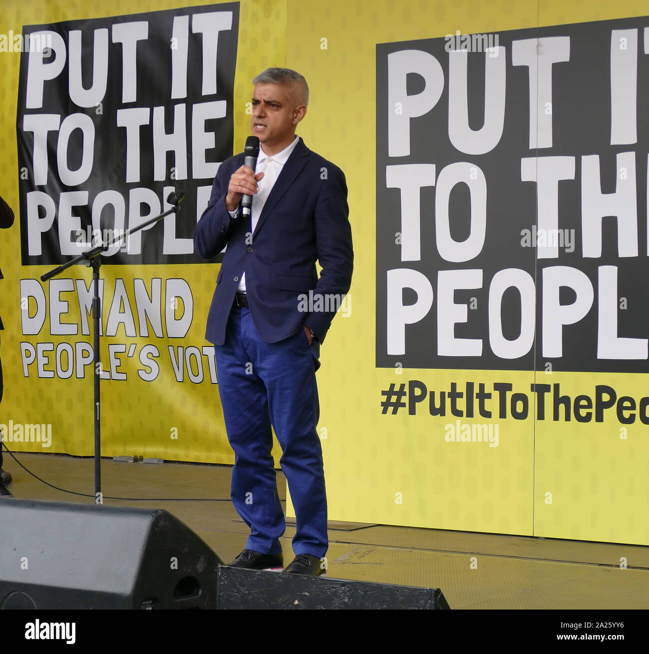 Sadiq Aman Khan, sindaco di Londra, risolve il "voto popolare' marzo in piazza del Parlamento, Londra. Il voto popolare marzo ha avuto luogo a Londra il 23 marzo 2019 come parte di una serie di dimostrazioni di protesta contro Brexit, chiamata per un nuovo referendum e chiedere al governo britannico di revocare l'articolo 50. Essa ha portato al capitale di centinaia di migliaia di manifestanti, o di più di un milione di persone secondo gli organizzatori. Foto Stock