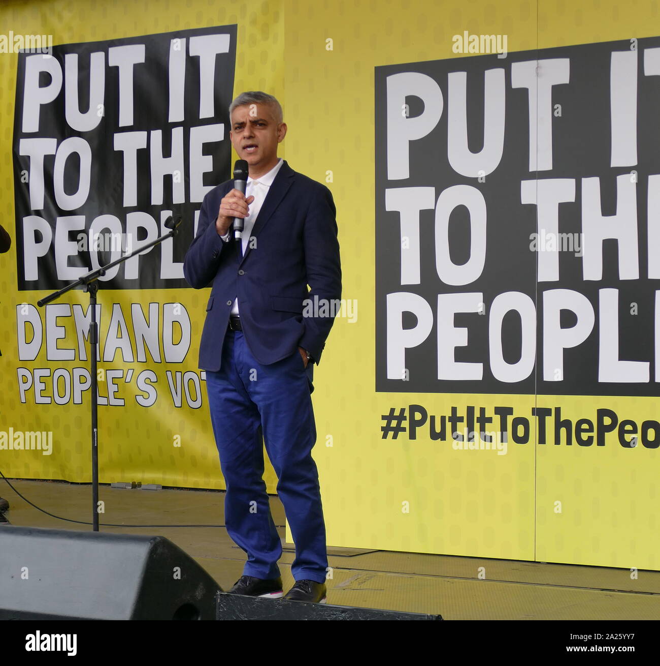 Sadiq Aman Khan, sindaco di Londra, risolve il "voto popolare' marzo in piazza del Parlamento, Londra. Il voto popolare marzo ha avuto luogo a Londra il 23 marzo 2019 come parte di una serie di dimostrazioni di protesta contro Brexit, chiamata per un nuovo referendum e chiedere al governo britannico di revocare l'articolo 50. Essa ha portato al capitale di centinaia di migliaia di manifestanti, o di più di un milione di persone secondo gli organizzatori. Foto Stock