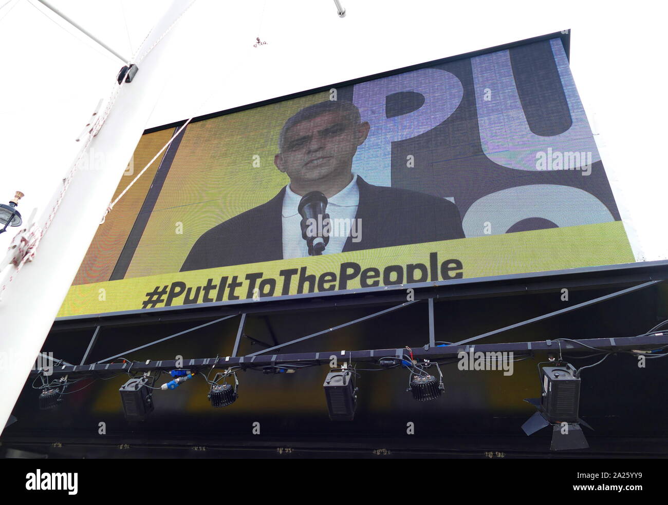 Sadiq Aman Khan, sindaco di Londra, risolve il "voto popolare' marzo in piazza del Parlamento, Londra. Il voto popolare marzo ha avuto luogo a Londra il 23 marzo 2019 come parte di una serie di dimostrazioni di protesta contro Brexit, chiamata per un nuovo referendum e chiedere al governo britannico di revocare l'articolo 50. Essa ha portato al capitale di centinaia di migliaia di manifestanti, o di più di un milione di persone secondo gli organizzatori. Foto Stock